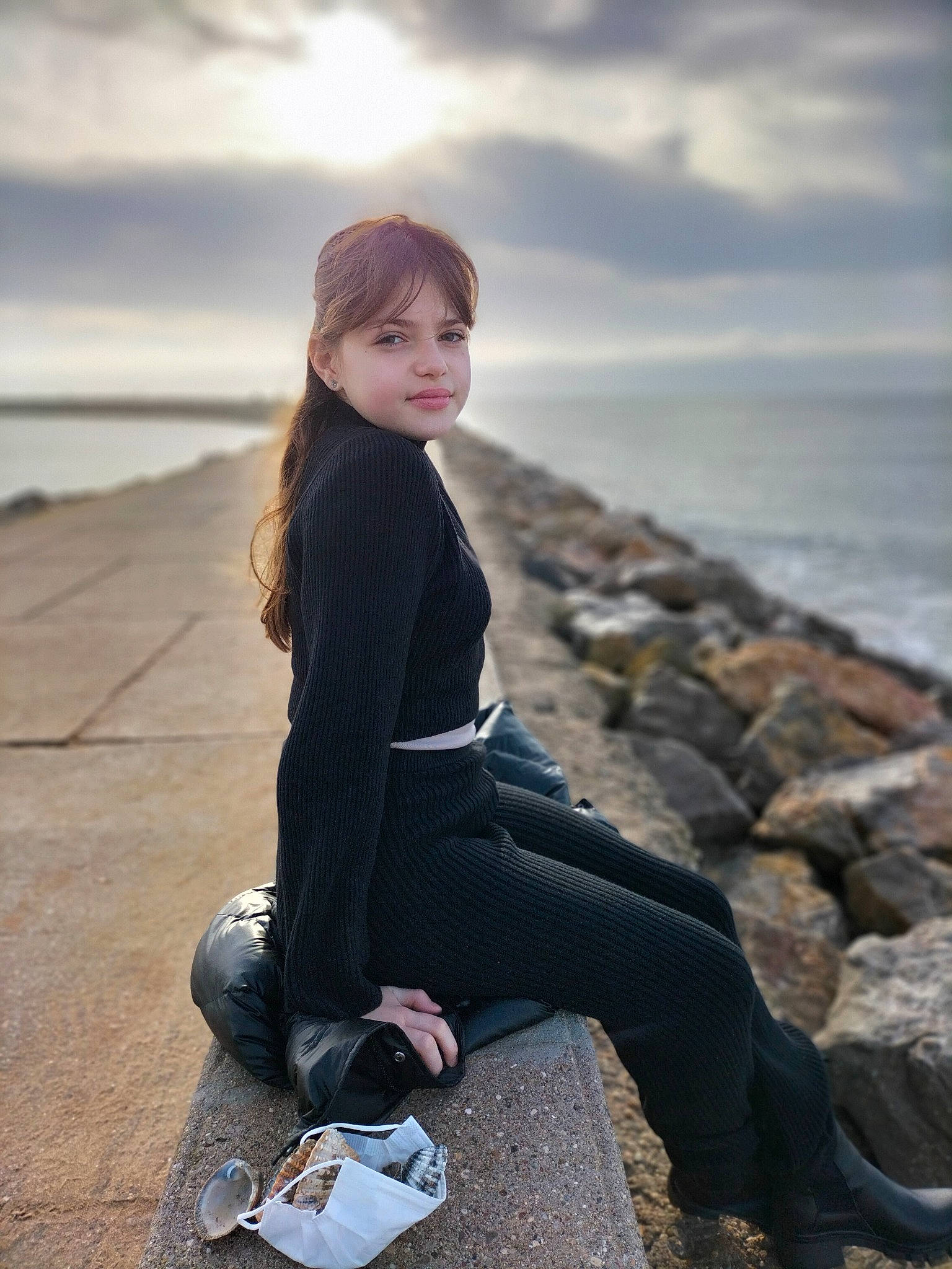 Alycia participe au concours pour gagner de l'argent avec cette photo : blazer, blond, brown_hair, cloud, electric_blue, face, fashion, fashion_design, flash_photography, formal_wear, happy, human_leg, knee, long_hair, person, shoe, sitting, sky, sleeve, thigh