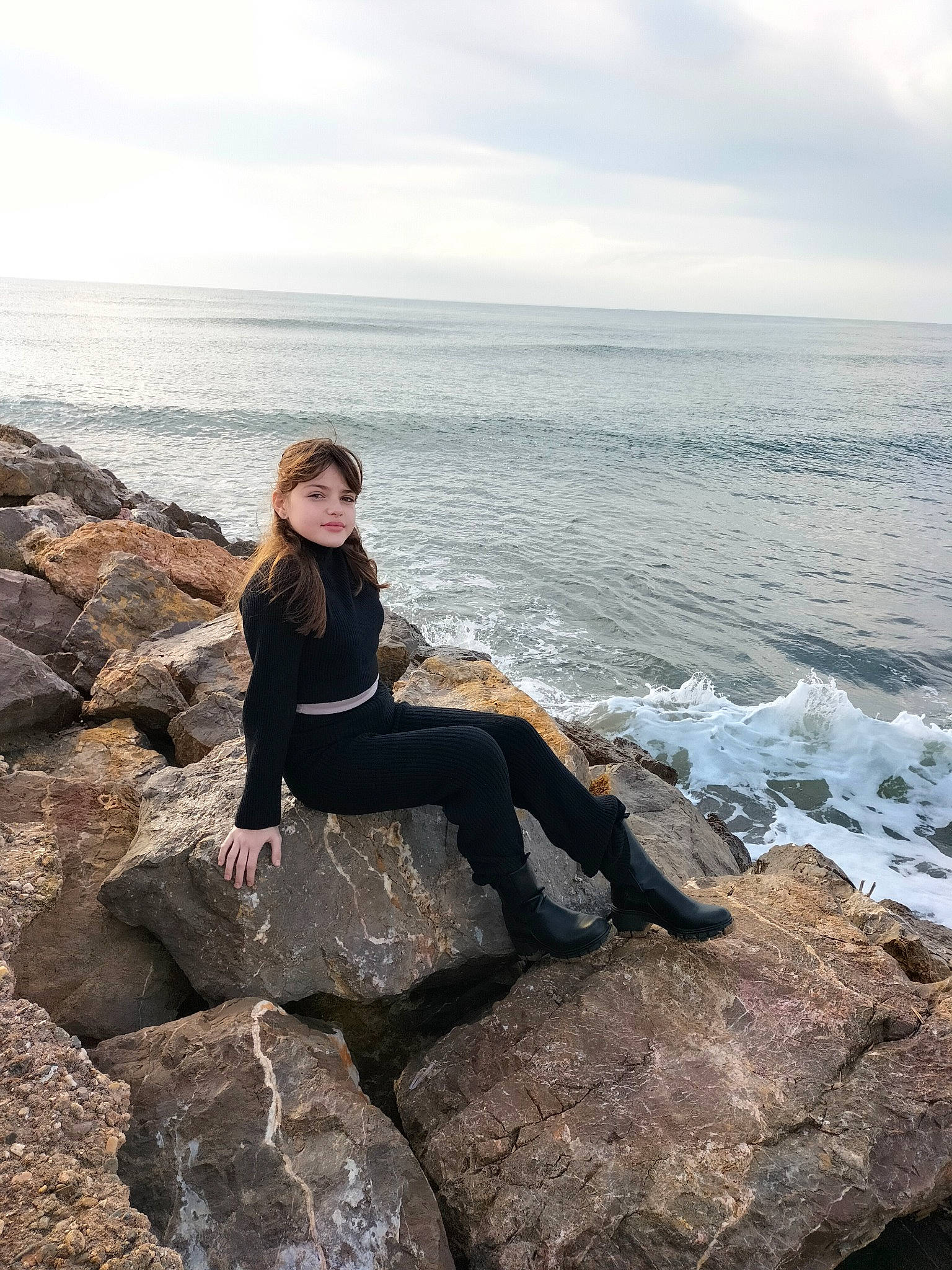 Alycia participe au concours pour gagner de l'argent avec cette photo : bedrock, cloud, coastal_and_oceanic_landforms, flash_photography, formation, fun, geology, happy, headland, horizon, human_leg, landscape, leg, leisure, long_hair, person, sky, thigh, water, wind_wave