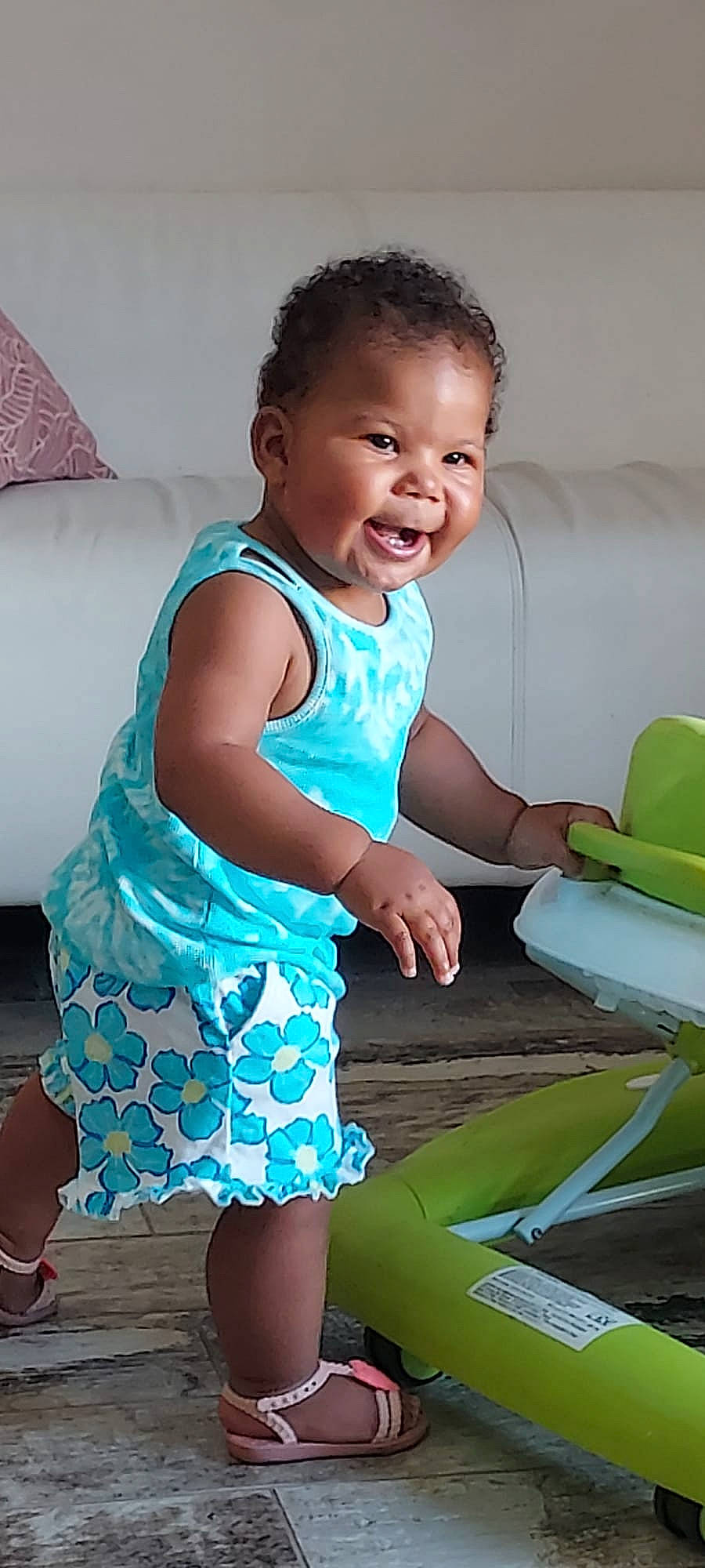 Kataleya a rejoint le concours — aidez-le/la à gagner de superbes lots ! baby_toddler_clothing, child, comfort, couch, electric_blue, flash_photography, fun, green, hairstyle, happy, leg, leisure, person, product, shoulder, skin, smile, t_shirt, thigh, toddler