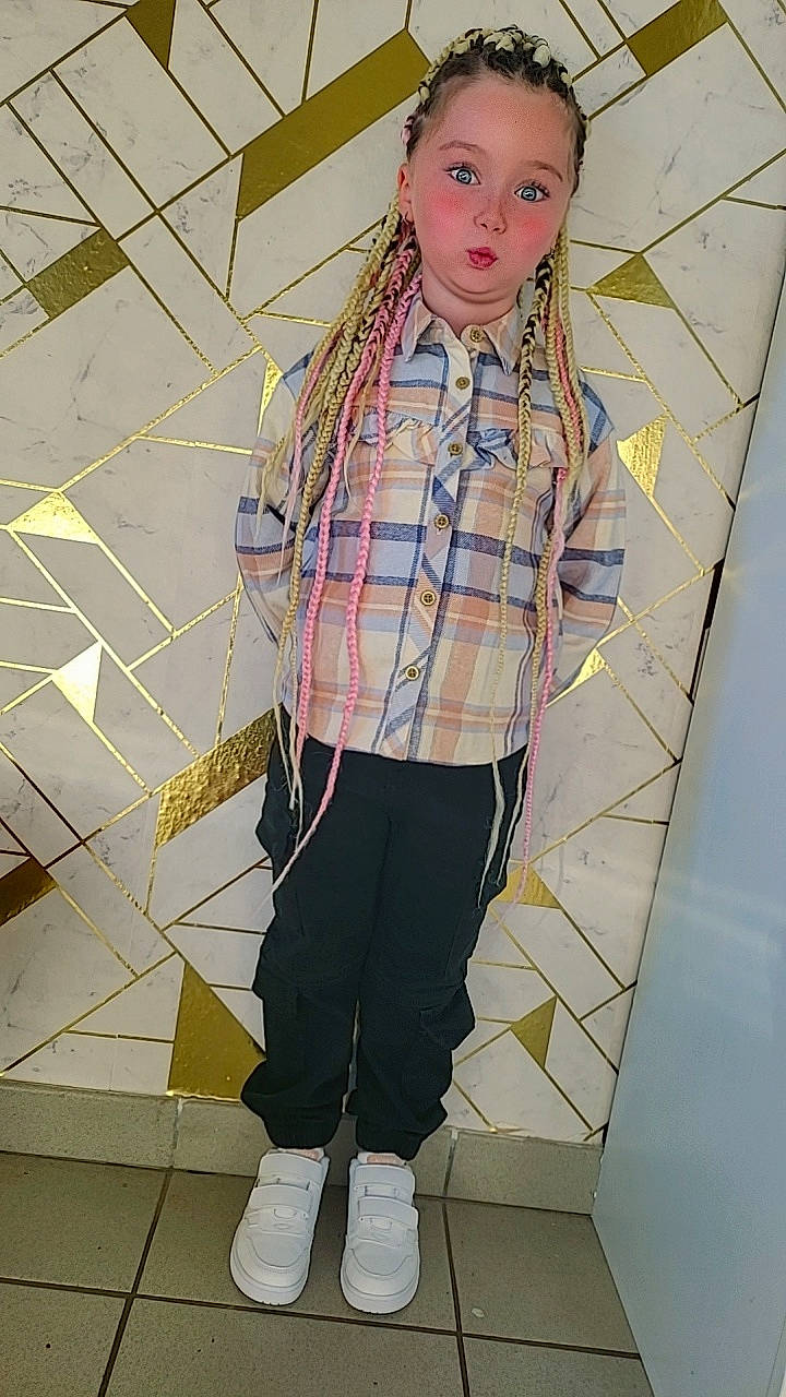 Mya participe au concours pour gagner de l'argent avec cette photo : blazer, collar, cool, denim, dress_shirt, eyewear, fashion, fashion_design, knee, outerwear, pattern, person, plaid, sleeve, standing, t_shirt, tartan, textile, thigh, waist