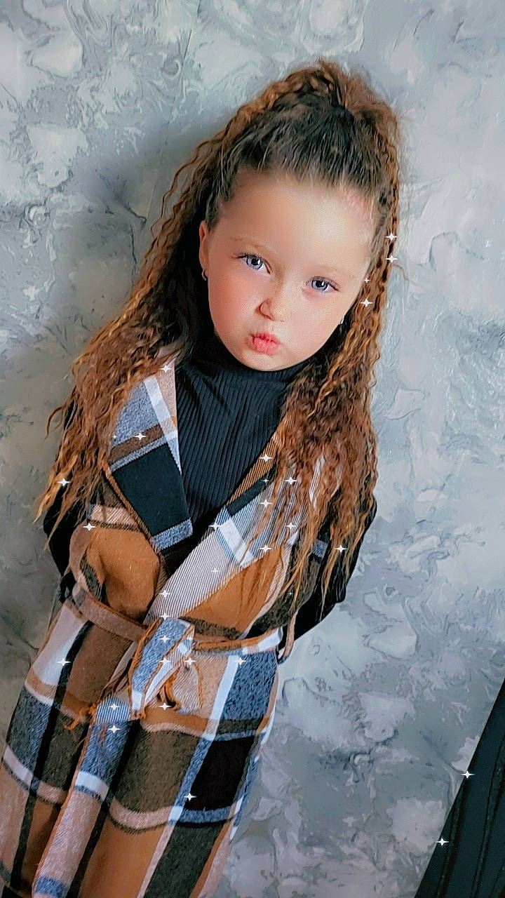 Mya a rejoint le concours — aidez-le/la à gagner de superbes lots ! bangs, blond, brown_hair, eyelash, fashion_accessory, fashion_design, flash_photography, hair, hairstyle, happy, hime_cut, human_leg, layered_hair, long_hair, person, skin, thigh, toddler, toy, waist