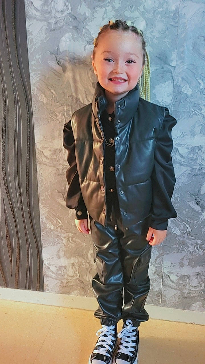 Mya a rejoint le concours — aidez-le/la à gagner de superbes lots ! blazer, blond, child, collar, curtain, denim, dress_shirt, electric_blue, event, fashion, fashion_design, fashion_model, formal_wear, jacket, jewellery, joy, leather, leather_jacket, person, sleeve