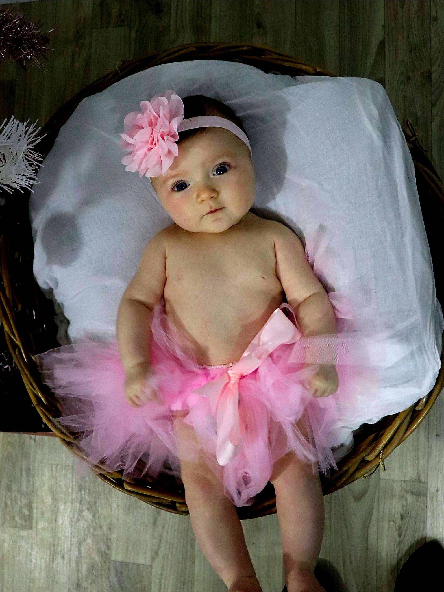 Mya participe au concours pour gagner de l'argent avec cette photo : ballet_tutu, child, costume, dance_dress, flower, fun, girl, hair_accessory, infant, person, pink, toddler