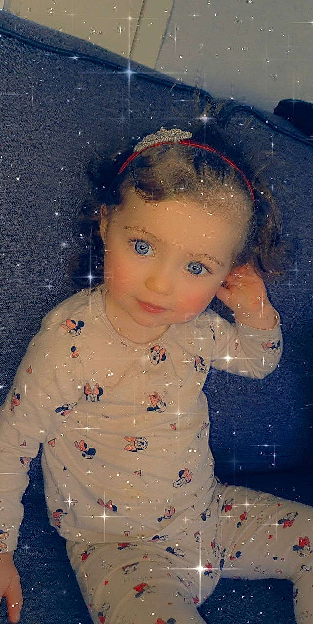 Myq participe au concours pour gagner de l'argent avec cette photo : baby, cheek, child, eye, face, forehead, head, iris, person, smile, space, toddler