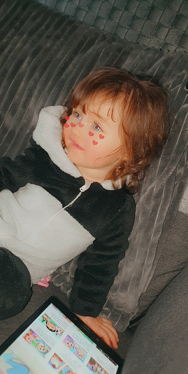 Myq participe au concours pour gagner de l'argent avec cette photo : cheek, child, person