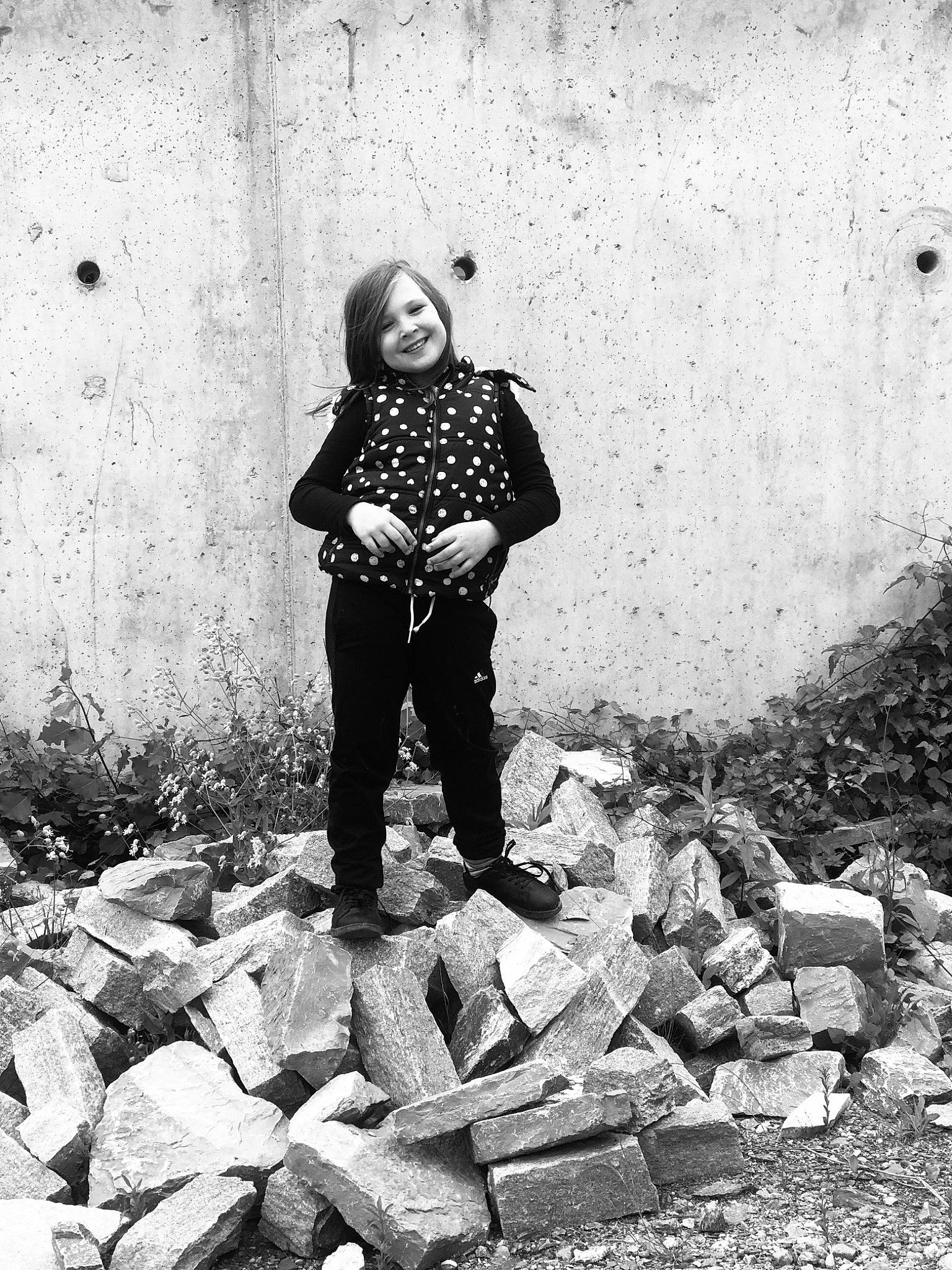 Louna participe au concours pour gagner de l'argent avec cette photo : black, black_and_white, child, joy, monochrome, monochrome_photography, person, photograph, photography, rock, rubble, shoe, sitting, snapshot, standing, stock_photography, style, white