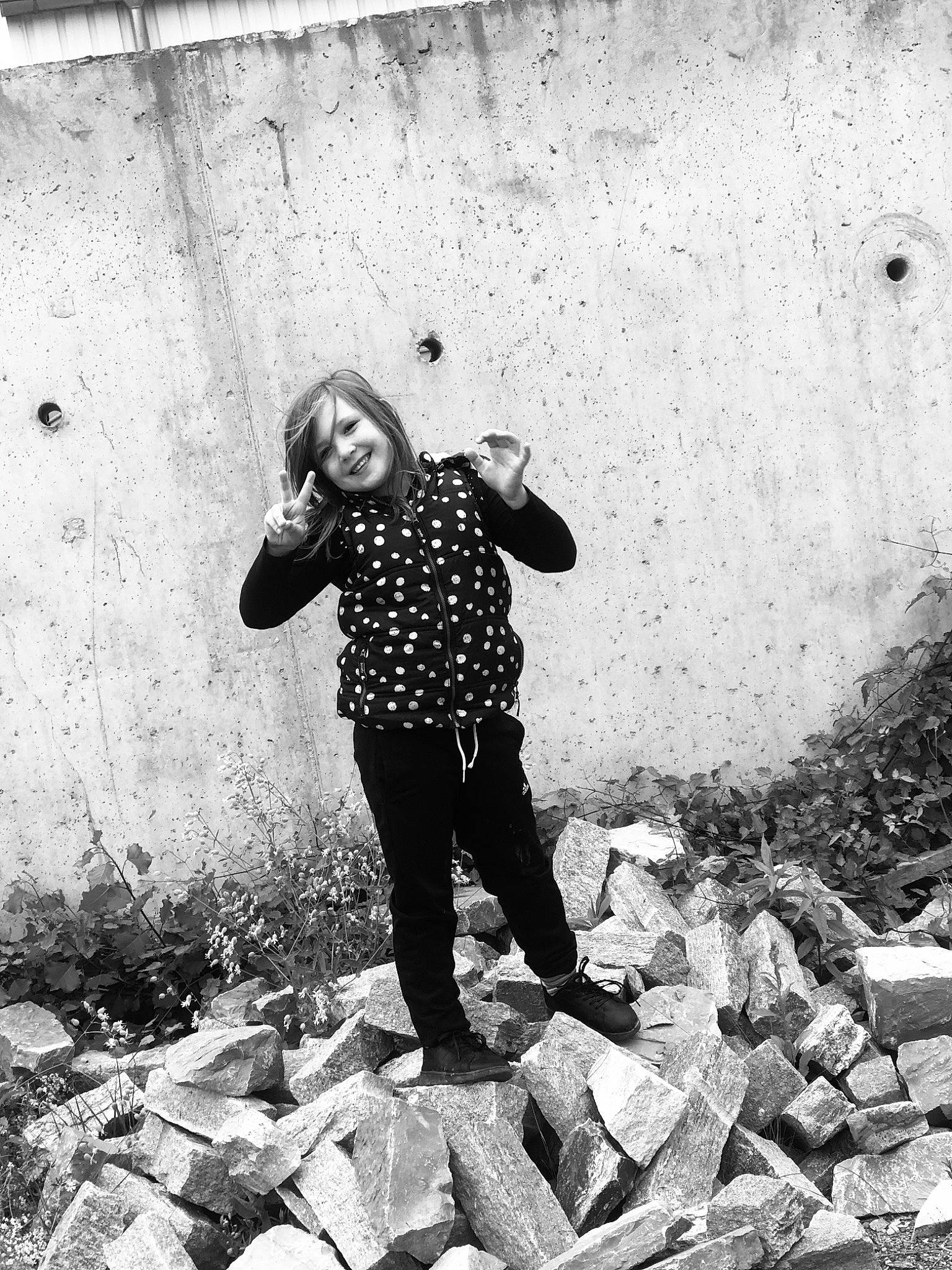 Louna participe au concours pour gagner de l'argent avec cette photo : adaptation, black, black_and_white, child, fun, joy, monochrome, monochrome_photography, person, photograph, photography, smile, snapshot, standing, stock_photography, style, tree, white