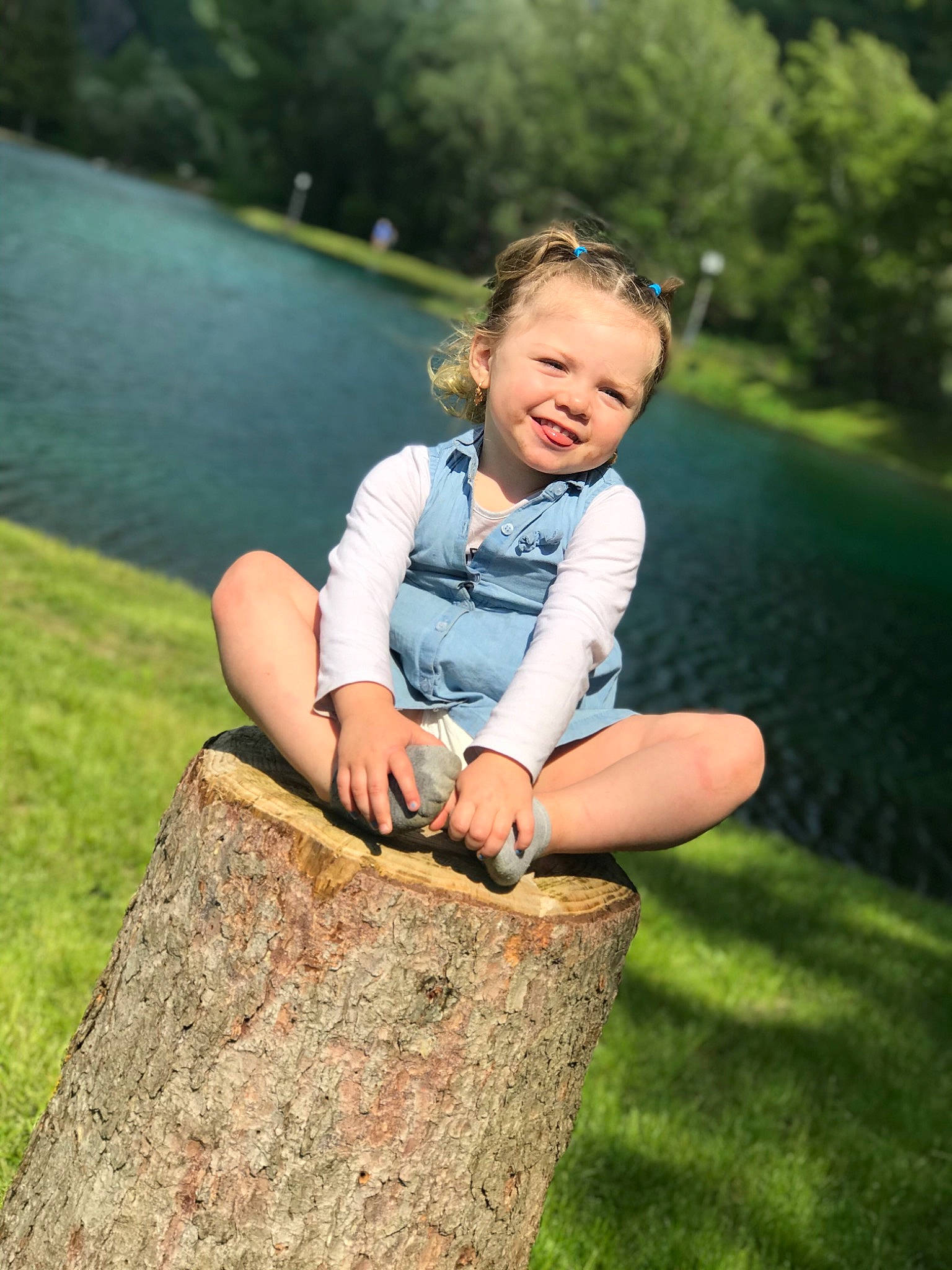 Tiziana  participe au concours pour gagner de l'argent avec cette photo : child, finger, fun, grass, happy, joy, landscape, leg, leisure, people_in_nature, person, photograph, photography, plant, play, sitting, skin, smile, summer, toddler