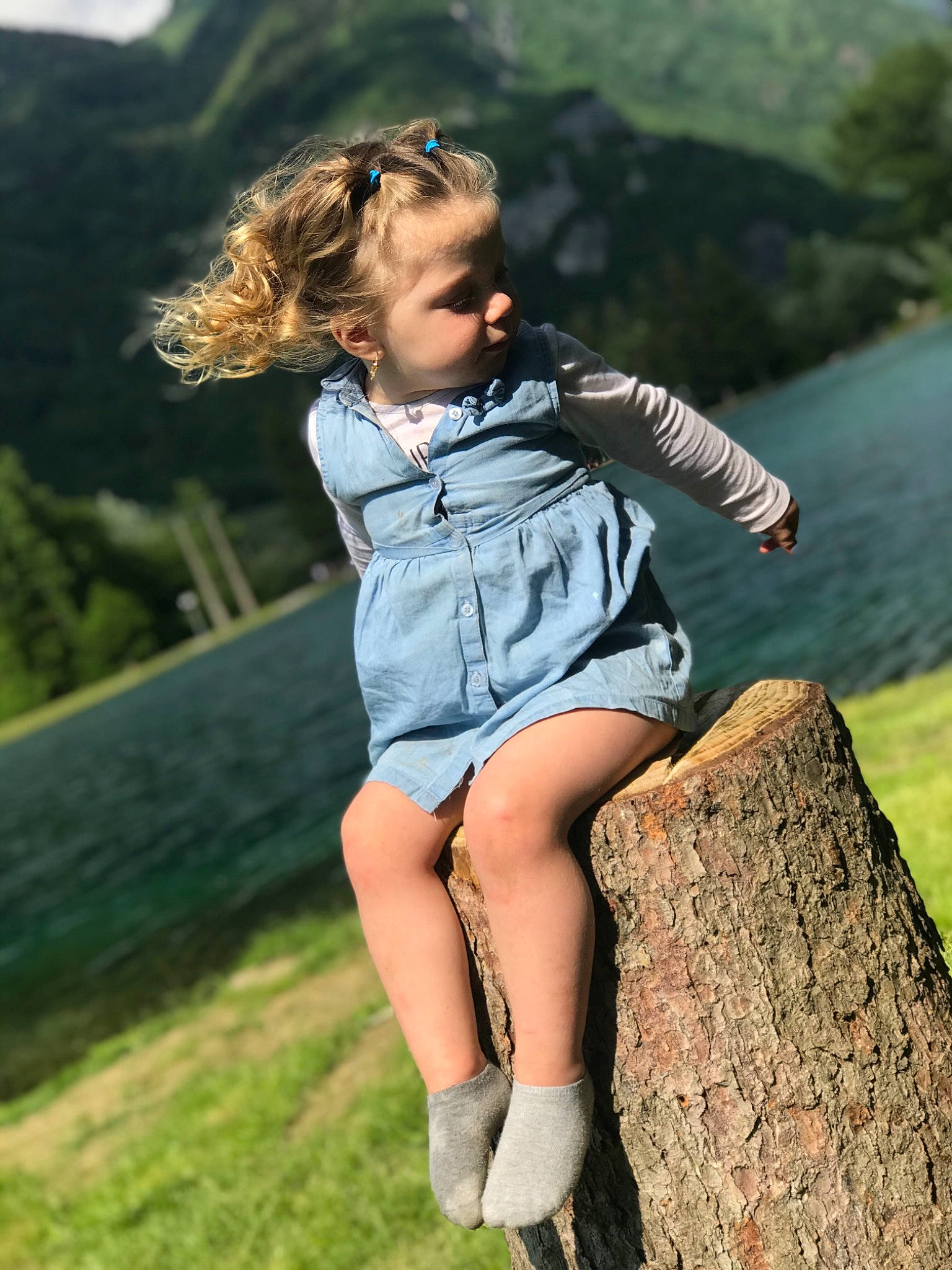 Tiziana  a rejoint le concours — aidez-le/la à gagner de superbes lots ! beauty, blond, denim, fashion, footwear, grass, human_body, human_leg, joint, leg, model, person, photo_shoot, photography, shoulder, summer, textile, thigh, tree, trunk