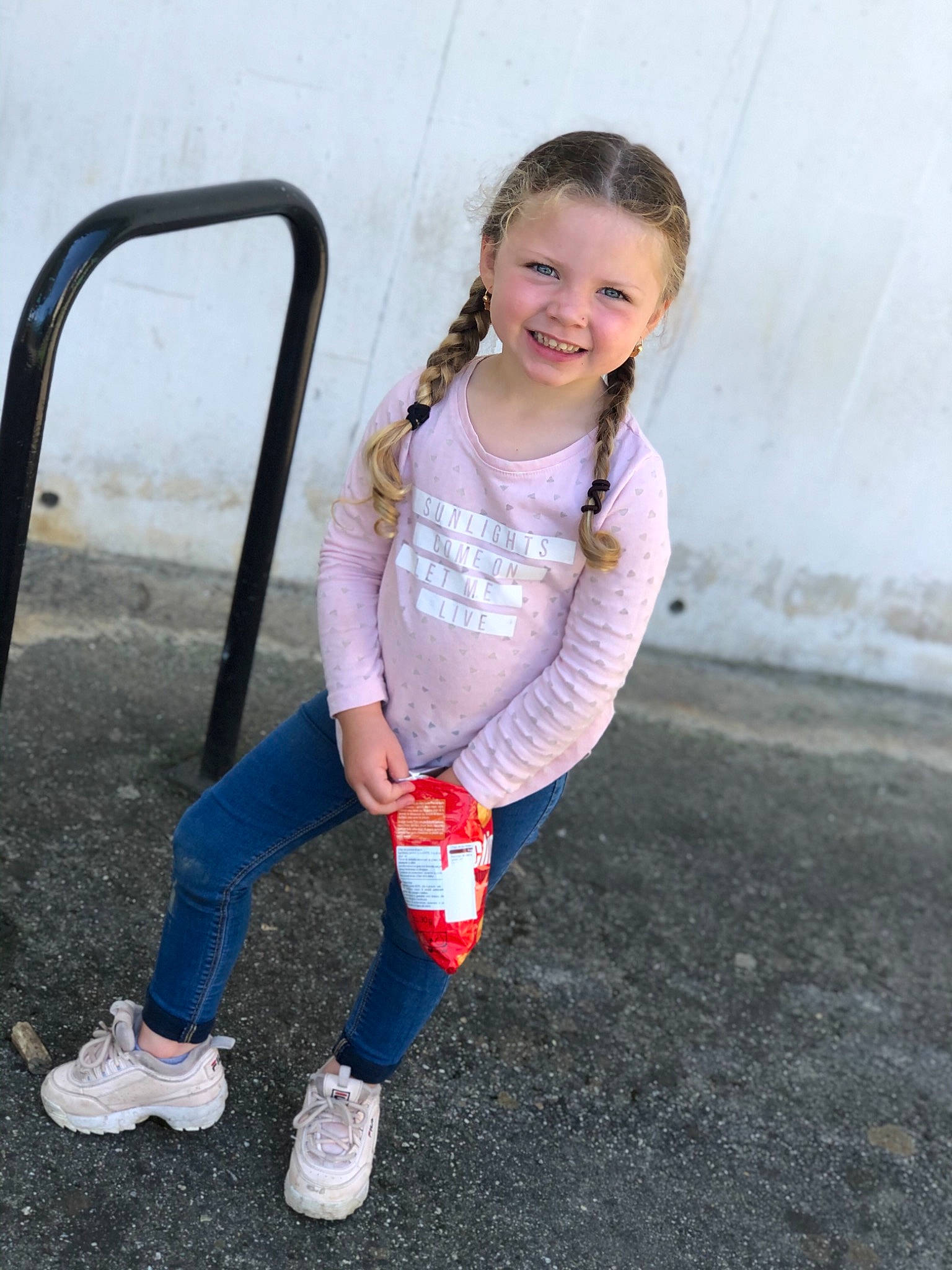 Tiziana participe au concours pour gagner de l'argent avec cette photo : baby_toddler_clothing, dress, eye, face, footwear, fun, hair, happy, head, human_body, jeans, joy, leg, leisure, long_hair, person, shoe, sleeve, smile, sneakers