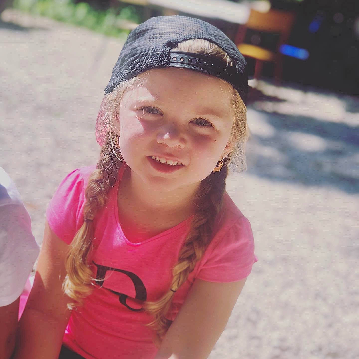 Tiziana a rejoint le concours — aidez-le/la à gagner de superbes lots ! blond, cap, electric_blue, eyewear, fun, grass, happy, headgear, headwear, jewellery, joy, leisure, lip, long_hair, magenta, neck, person, pink, recreation, skin