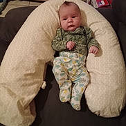 Axel participe au concours pour gagner de l'argent avec cette photo : baby, baby_bed, child, comfort, cute, floor_tiles, footed_pants, green_clothing, home_interior, indoor, infant, living_room, neutral_expression, patterned_pants, person, pillow, relaxed, small_hands, sofa, soft_furniture