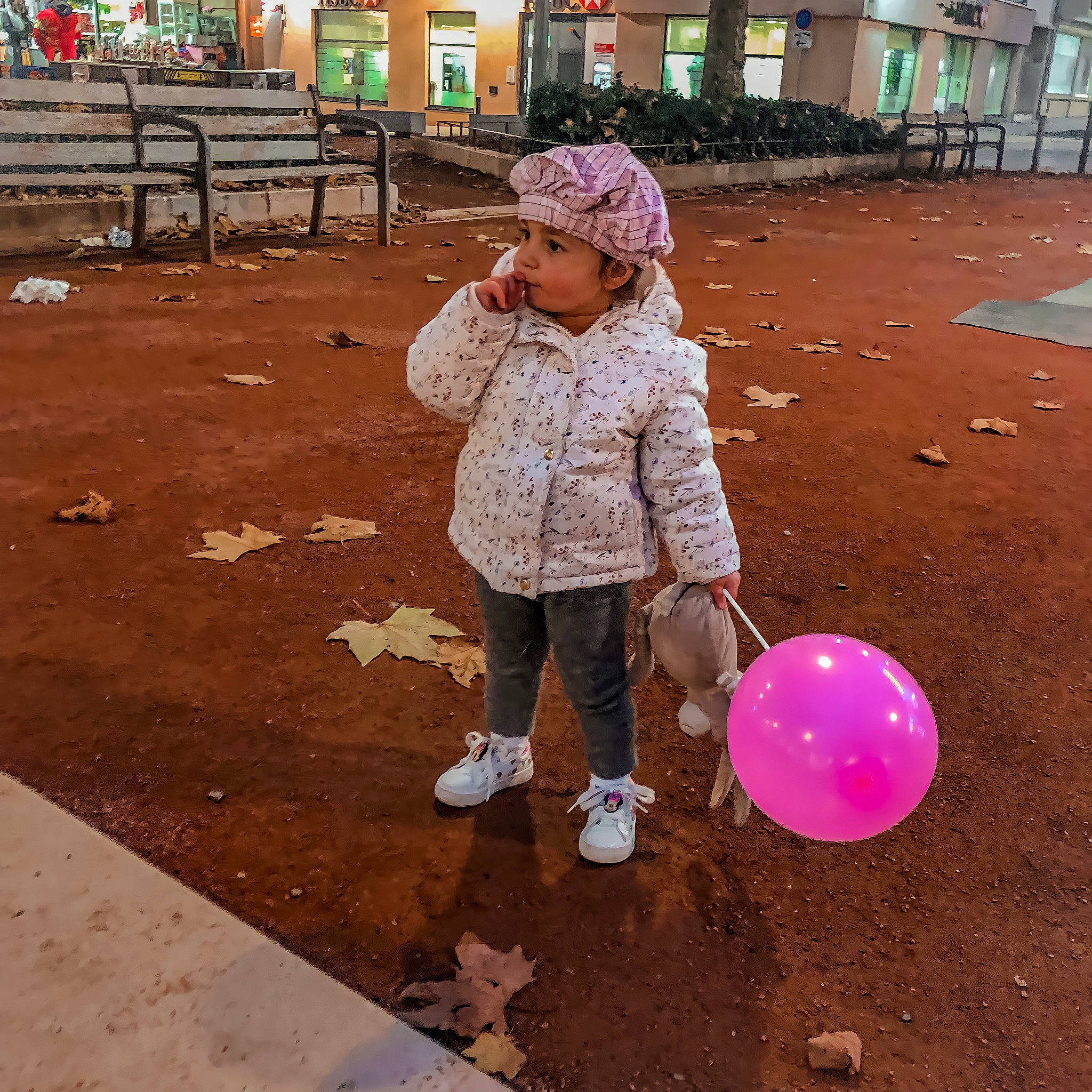 Amla participe au concours pour gagner de l'argent avec cette photo : asphalt, balloon, beauty, child, fun, happy, headgear, headwear, leisure, people, people_in_nature, person, photograph, pink, recreation, road_surface, sidewalk, standing, street_fashion, toddler