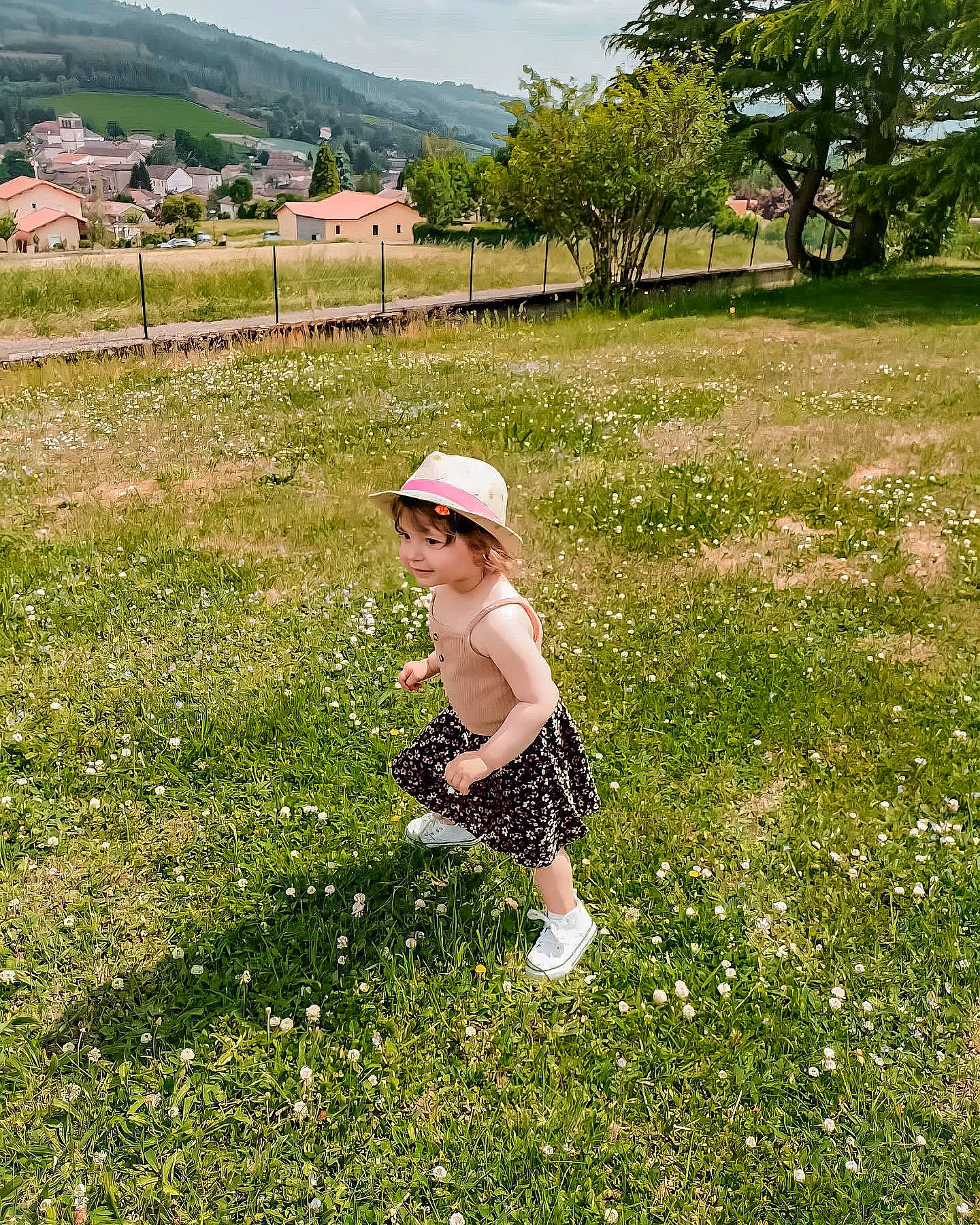 Amla a rejoint le concours — aidez-le/la à gagner de superbes lots ! botany, flower, grass, grassland, green, groundcover, happy, hat, landscape, leisure, mammal, meadow, people_in_nature, person, plant, rural_area, sky, summer, sun_hat, toddler
