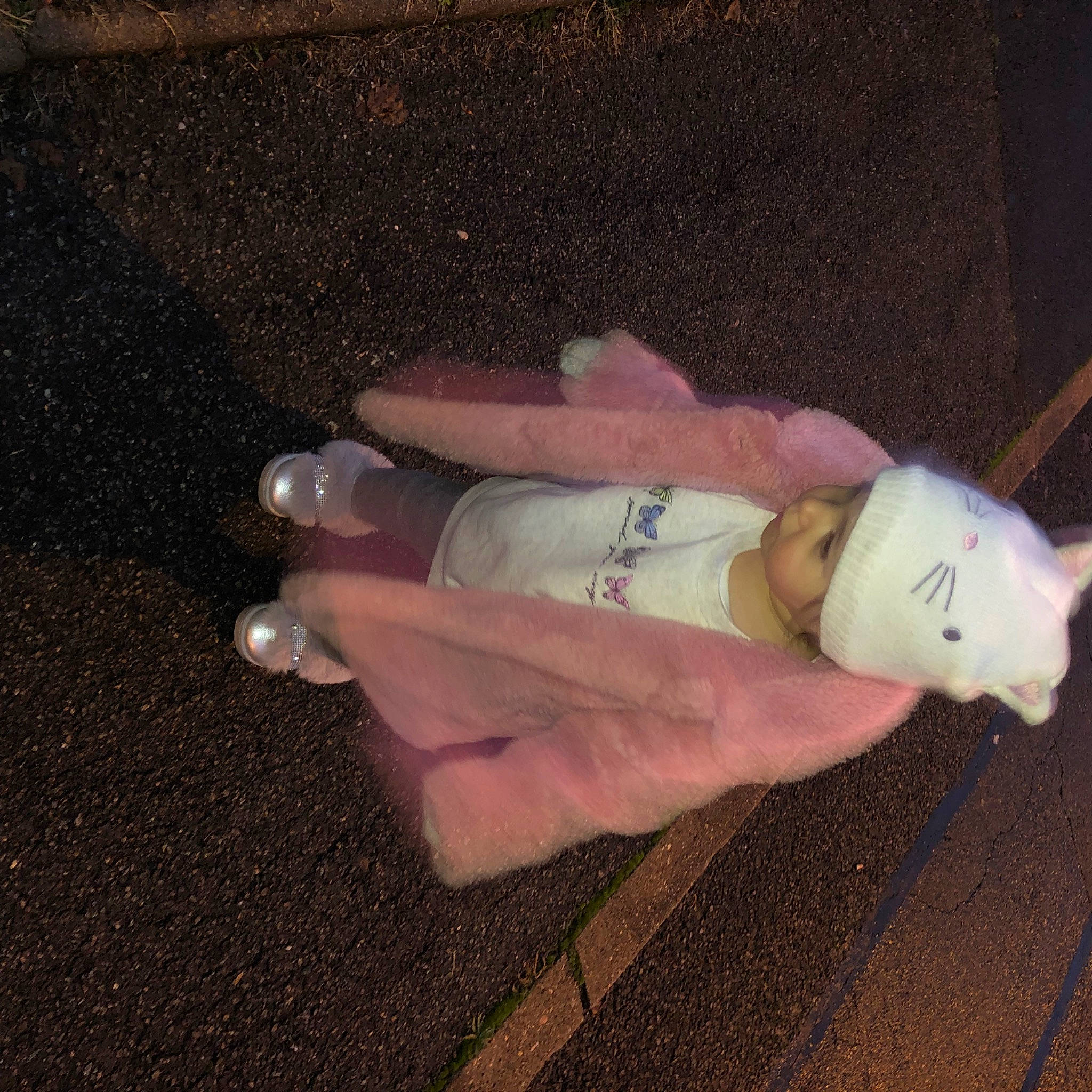 Amla a rejoint le concours — aidez-le/la à gagner de superbes lots ! doll, finger, flesh, foot, gesture, hand, headwear, health_care, human_leg, knee, nail, person, plastic, service, skin, soil, stuffed_toy, thumb, toy, vertebrate