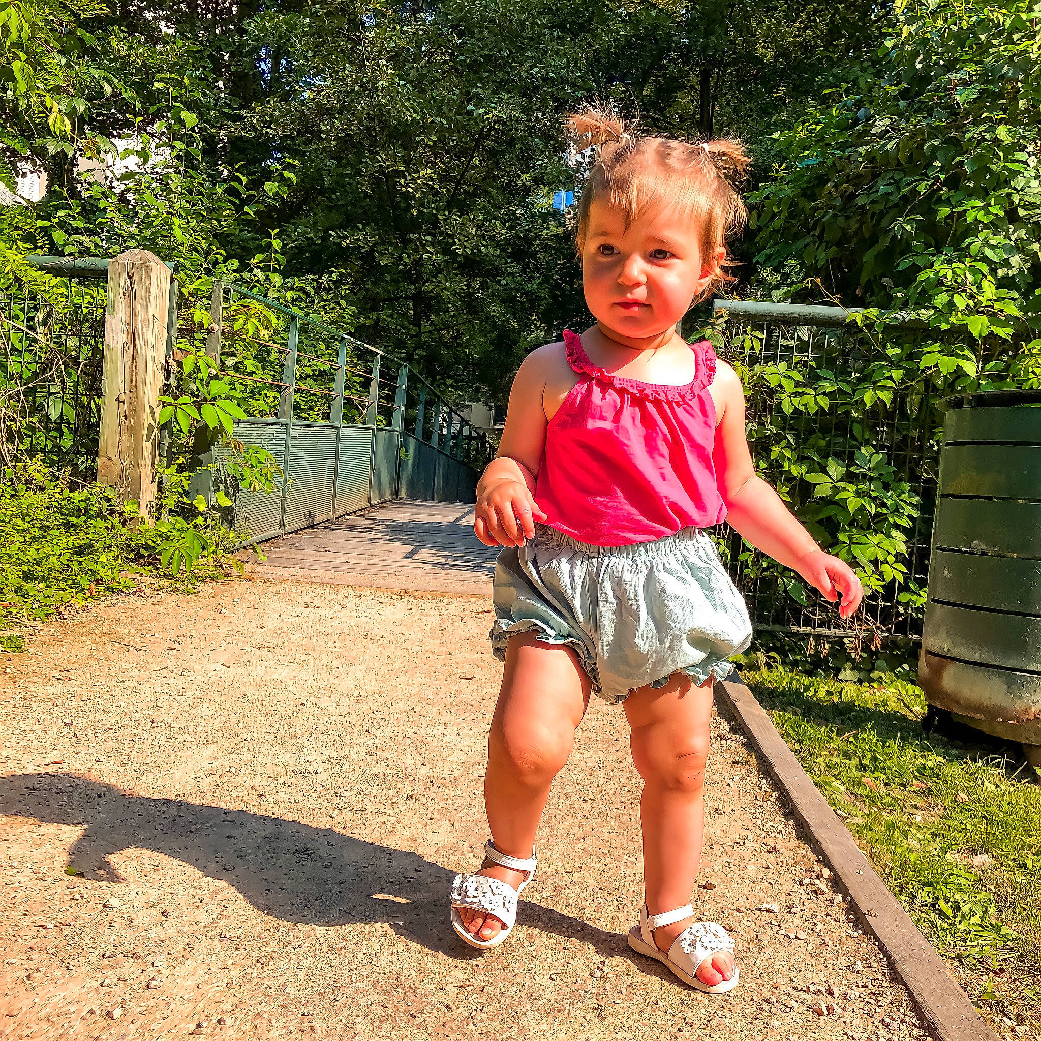 Amla a rejoint le concours — aidez-le/la à gagner de superbes lots ! baby_toddler_clothing, child, fun, grass, happy, human_leg, leaf, leisure, magenta, people_in_nature, person, pink, plant, recreation, shorts, summer, t_shirt, thigh, toddler, tree