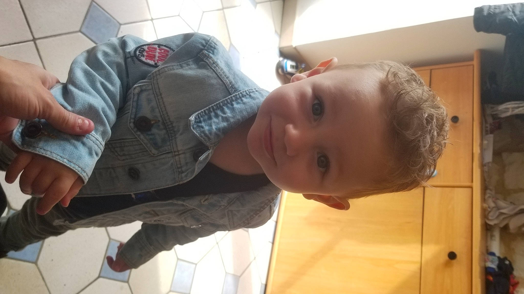 Maylonn participe au concours pour gagner de l'argent avec cette photo : baby, baby_toddler_clothing, cheek, child, comfort, flooring, fun, happy, hat, joy, mouth, nose, person, sitting, skin, smile, toddler, travel, wood