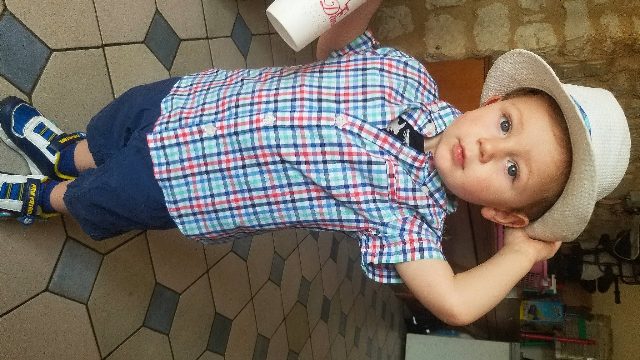 Maylonn participe au concours pour gagner de l'argent avec cette photo : abdomen, baby, cap, child, comfort, flooring, fun, happy, hat, human_leg, pattern, person, plaid, portrait_photography, room, sitting, sun_hat, tartan, thigh, toddler