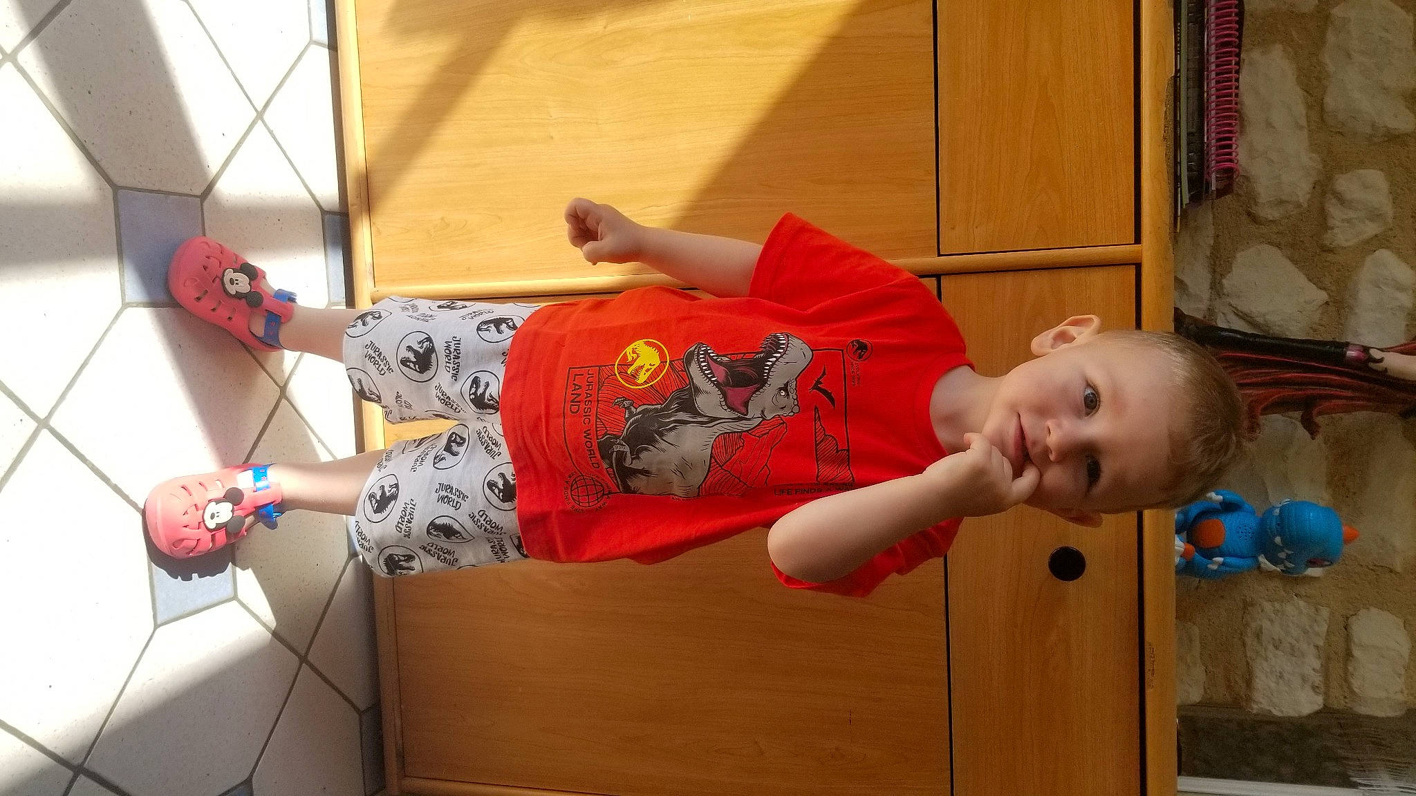 Maylonn participe au concours pour gagner de l'argent avec cette photo : balance, child, elbow, flooring, fun, happy, human_leg, leisure, person, play, room, smile, t_shirt, thigh, toddler, visual_arts, wood