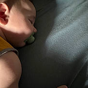 Tiziano a rejoint le concours — aidez-le/la à gagner de superbes lots ! arm, baby, bed, calm, child, closeup, face, indoor, infant, napping, pacifier, peaceful, portrait, quiet, rest, shadow, skin, sleeping, soft_light, young