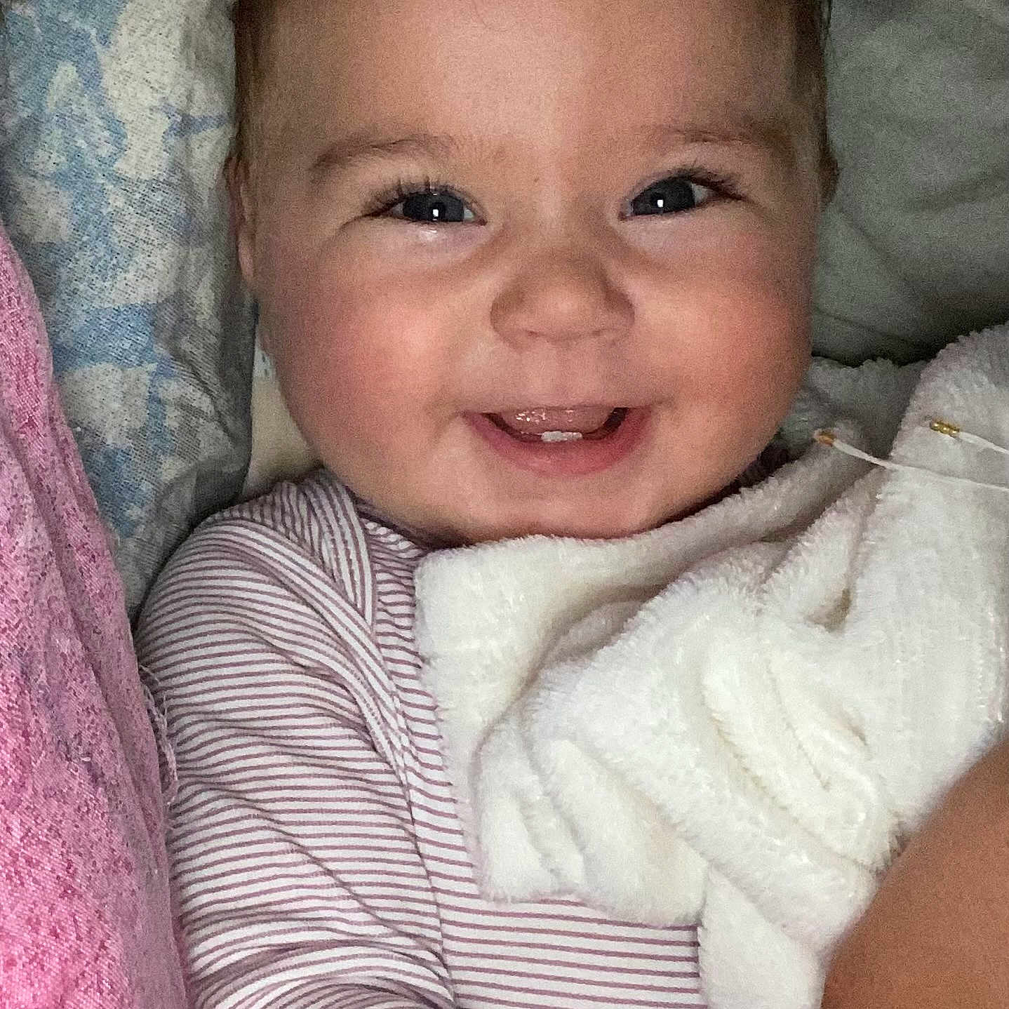 Lywen participe au concours pour gagner de l'argent avec cette photo : baby, babylaughing, blanket, bodypart, face, happy, head, homedecor, laughing, mouth, newborn, person, photography, portrait, quilt, smile, teeth, towel