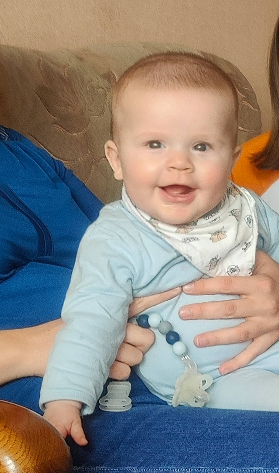 Liam participe au concours pour gagner de l'argent avec cette photo : baby_toddler_clothing, cheek, chin, comfort, eye, face, facial_expression, finger, gesture, happy, head, iris, joy, leg, lip, mouth, nose, person, skin, sleeve