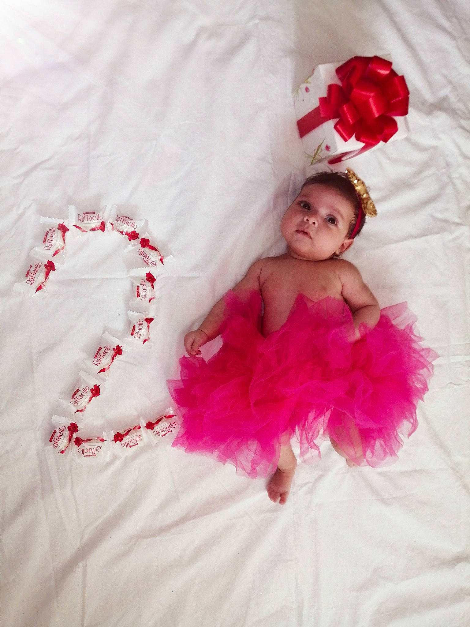 Lea a rejoint le concours — aidez-le/la à gagner de superbes lots ! baby_toddler_clothing, bridal_accessory, day_dress, dress, embellishment, event, fashion_accessory, fashion_design, flash_photography, fur, happy, headpiece, magenta, peach, person, petal, pink, ruffle, smile, textile