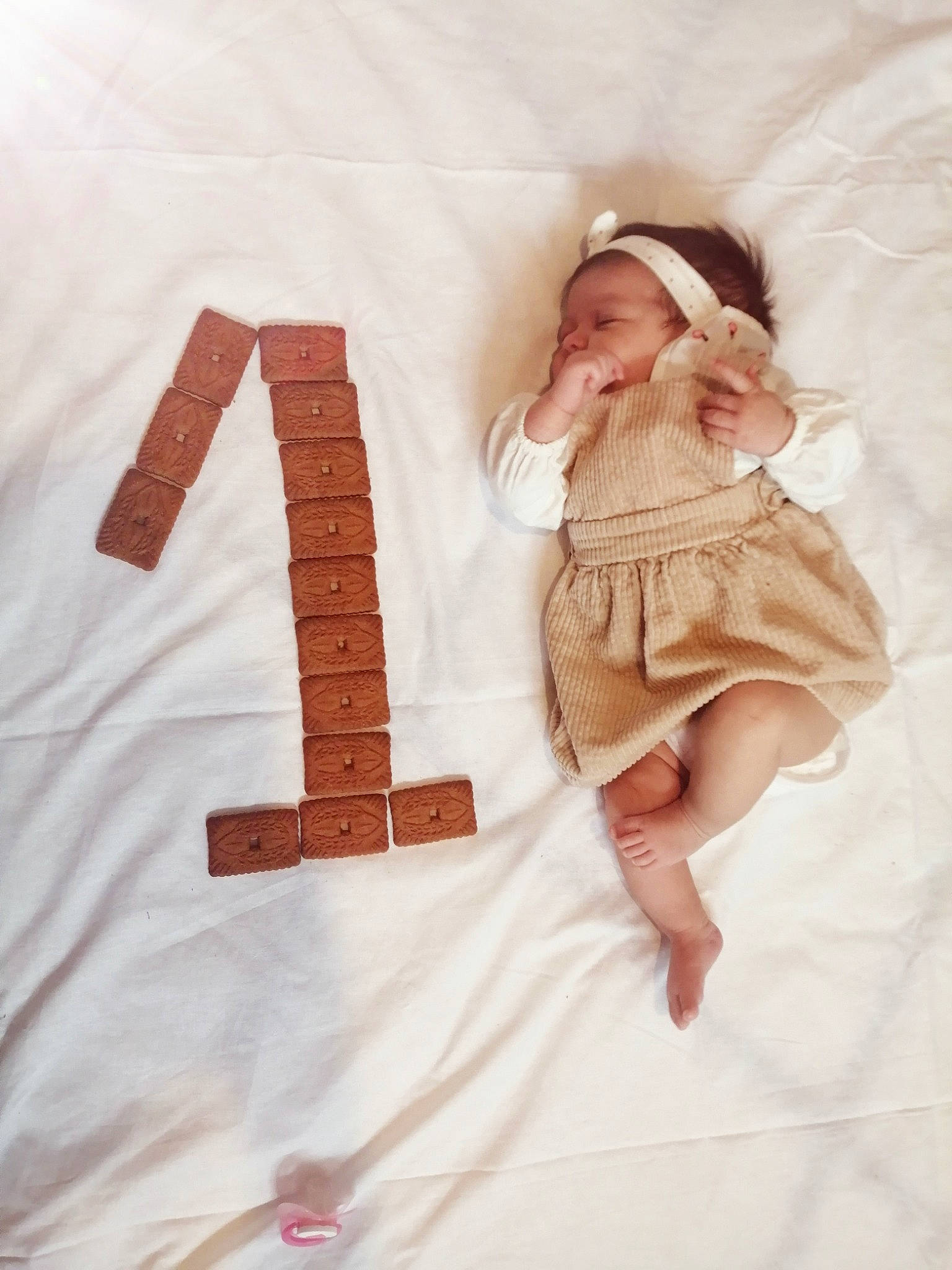 Lea a rejoint le concours — aidez-le/la à gagner de superbes lots ! art, baby, baby_toddler_clothing, child, comfort, doll, fashion_accessory, font, fur, human_body, linens, neck, outerwear, pattern, peach, person, sleeve, textile, toddler, vintage_clothing