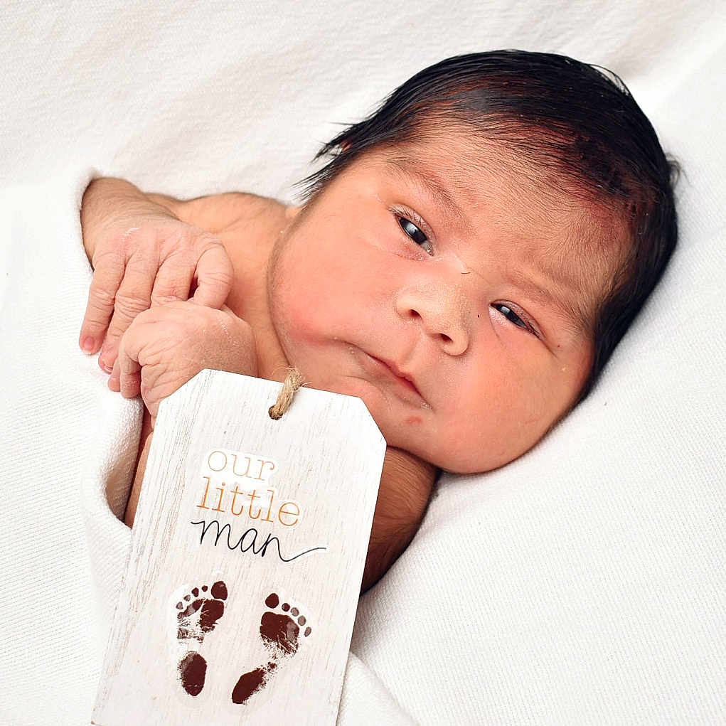 Kémer is registered to the contest to win money with this photo: accessories, architecture, baby, blanket, bodypart, building, earring, face, finger, hand, head, hospital, jewelry, newborn, person, photography, portrait, sleeping, stain, wrist