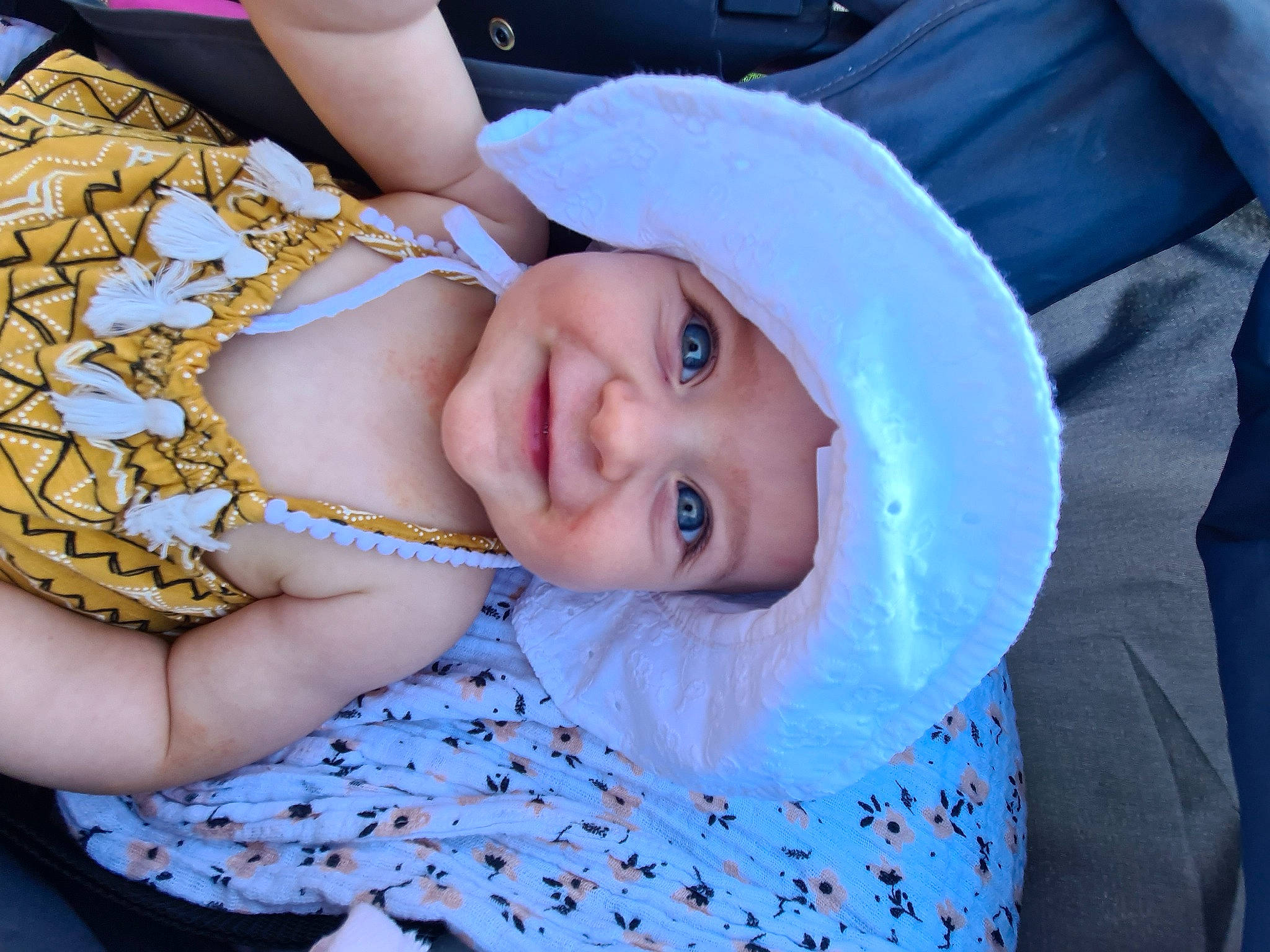 Harmony a rejoint le concours — aidez-le/la à gagner de superbes lots ! baby, blue, child, dress, electric_blue, eye, eyebrow, flash_photography, happy, hat, headwear, human_body, iris, joy, lip, mouth, person, plant, purple, skin