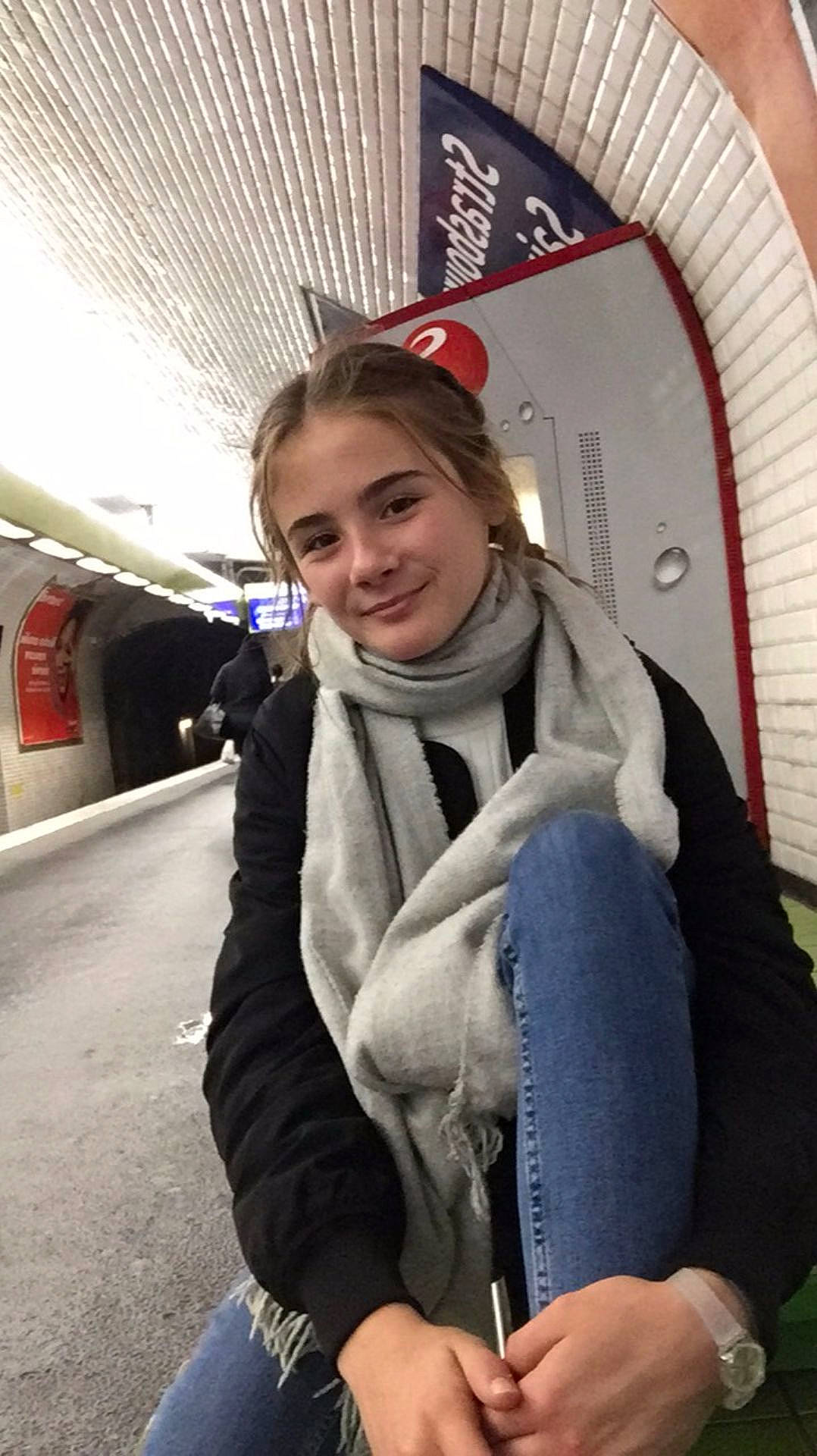 Liloo participe au concours pour gagner de l'argent avec cette photo : cap, car, cool, day, fashion_accessory, fun, girl, headgear, jeans, joy, leg, outerwear, person, product, smile, socialite, textile