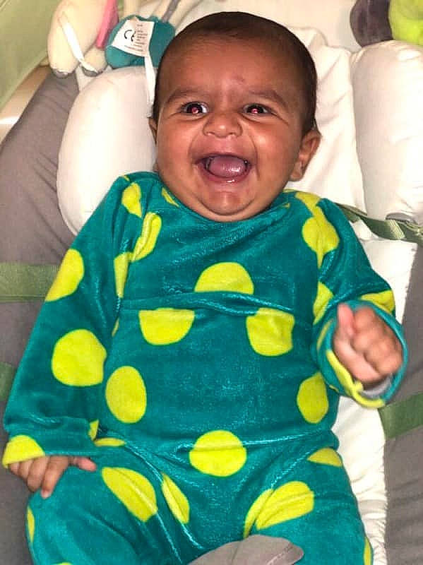 Wylan participe au concours pour gagner de l'argent avec cette photo : baby_products, child, cool, day, facial_expression, fun, green, infant, iris, outerwear, person, play, product, smile, textile, toddler