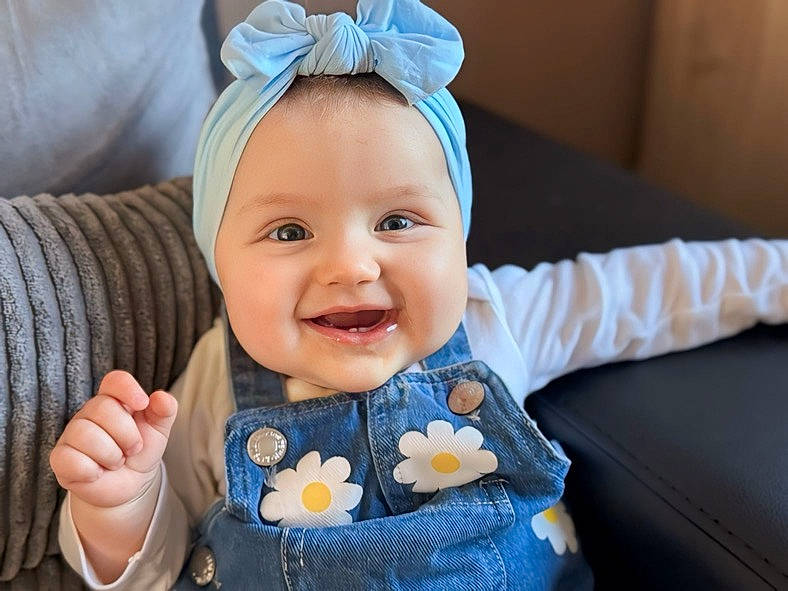 Giulia participe au concours pour gagner de l'argent avec cette photo : baby, baby_toddler_clothing, cheek, child, eye, eyelash, face, finger, gesture, happy, head, headband, headgear, iris, joy, outerwear, person, skin, sleeve, smile