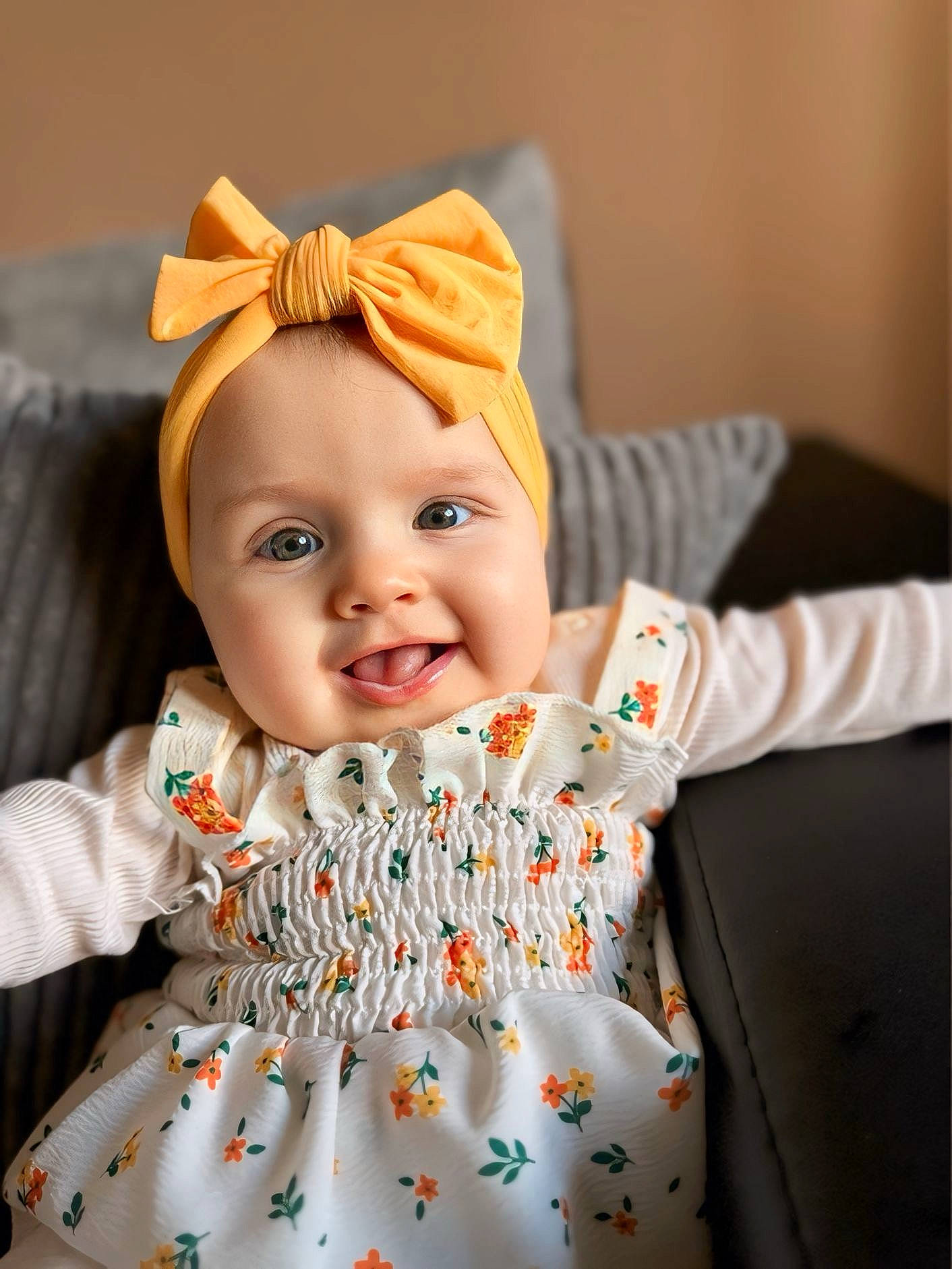 Giulia participe au concours pour gagner de l'argent avec cette photo : baby, baby_toddler_clothing, child, collar, costume_hat, dress, event, eye, face, fashion_accessory, happy, hat, head, headwear, joy, outerwear, pattern, person, skin, sleeve