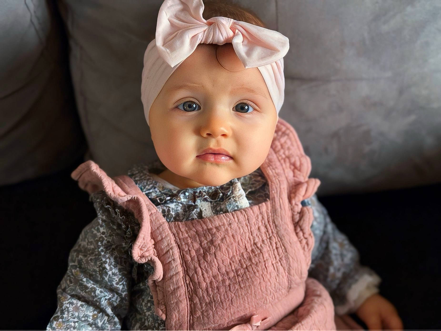 Giulia a rejoint le concours — aidez-le/la à gagner de superbes lots ! baby, baby_toddler_clothing, cap, cheek, child, chin, collar, comfort, costume_hat, eye, face, fashion_accessory, happy, head, headgear, headwear, linens, outerwear, person, skin