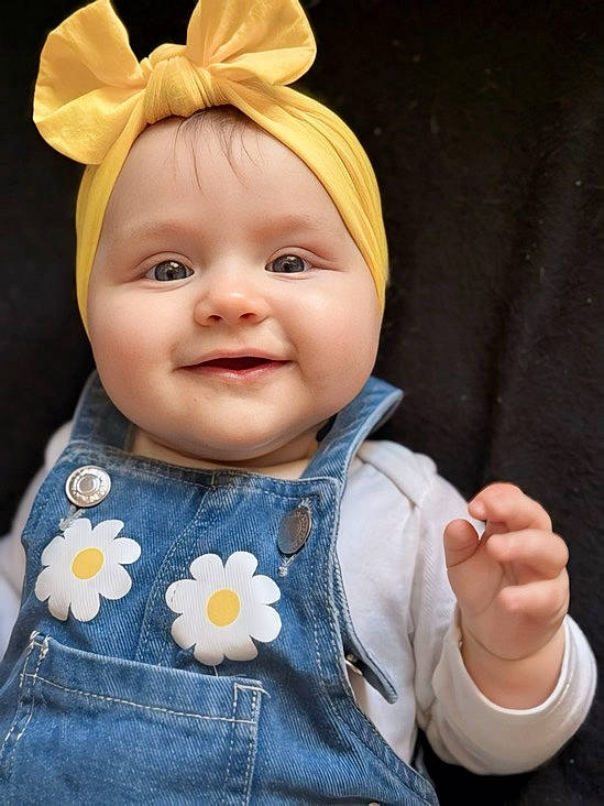 Giulia a rejoint le concours — aidez-le/la à gagner de superbes lots ! baby, baby_toddler_clothing, cheek, clothing, dress, eye, eyelash, gesture, happy, headgear, headwear, human_body, iris, joy, nose, organ, outerwear, person, skin, sleeve