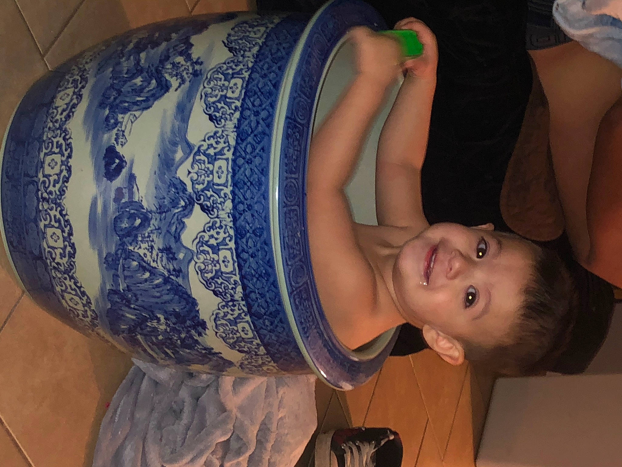 Iker is registered to the contest to win money with this photo: arm, joy, neck, person