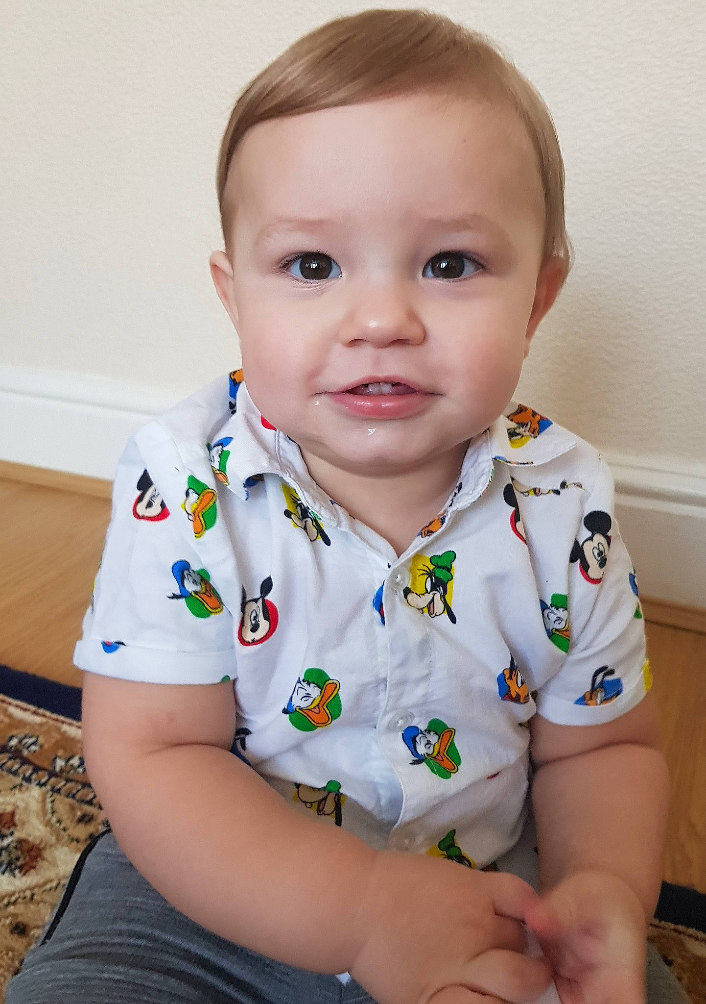Erik is registered to the contest to win money with this photo: baby, baby_toddler_clothing, cheek, child, chin, eye, face, head, leg, lip, person, sitting, skin, sleeve, smile, t_shirt, toddler