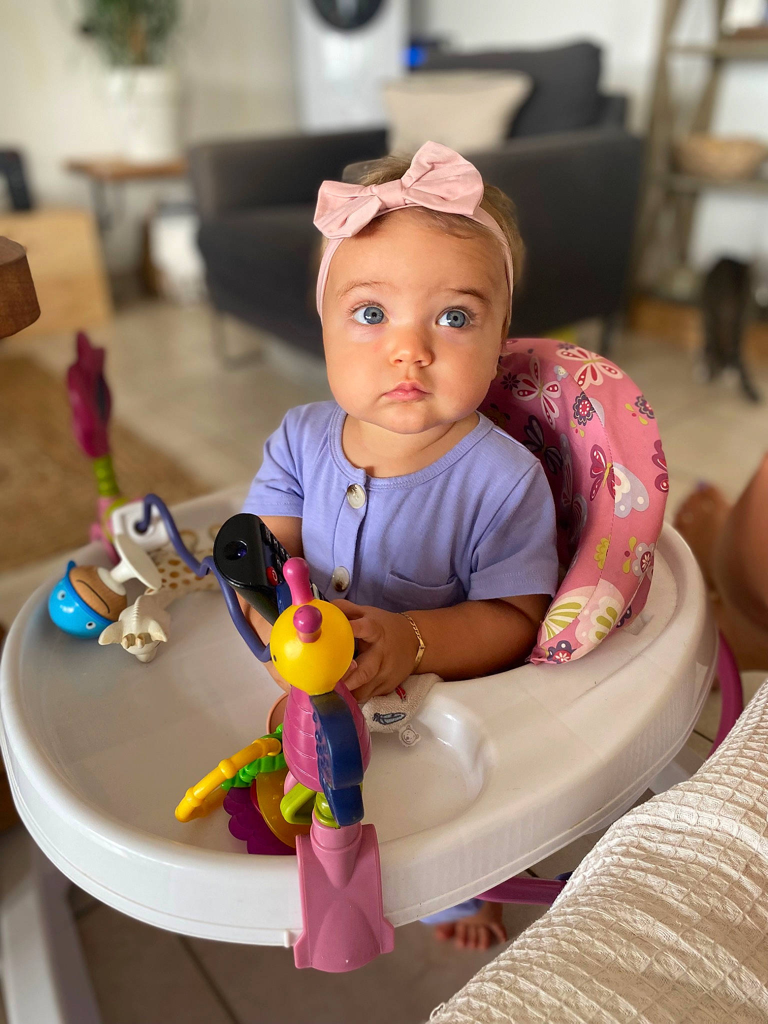 Kessi a rejoint le concours — aidez-le/la à gagner de superbes lots ! baby, baby_products, baby_toddler_clothing, chair, child, doll, dress, event, fun, happy, person, pink, plastic, play, riding_toy, room, sitting, sweetness, toddler, toy