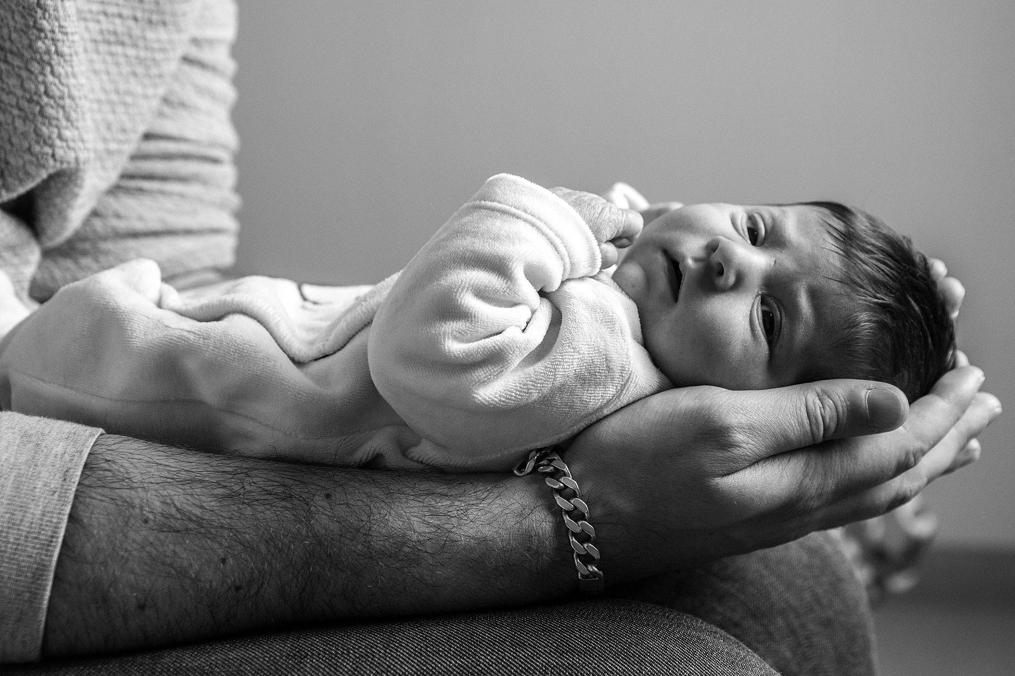 Maïwen participe au concours pour gagner de l'argent avec cette photo : arm, baby, birth, black_and_white, child, ear, hand, happy, monochrome, monochrome_photography, person, photograph, photography, portrait_photography, skin, smile, style, toddler