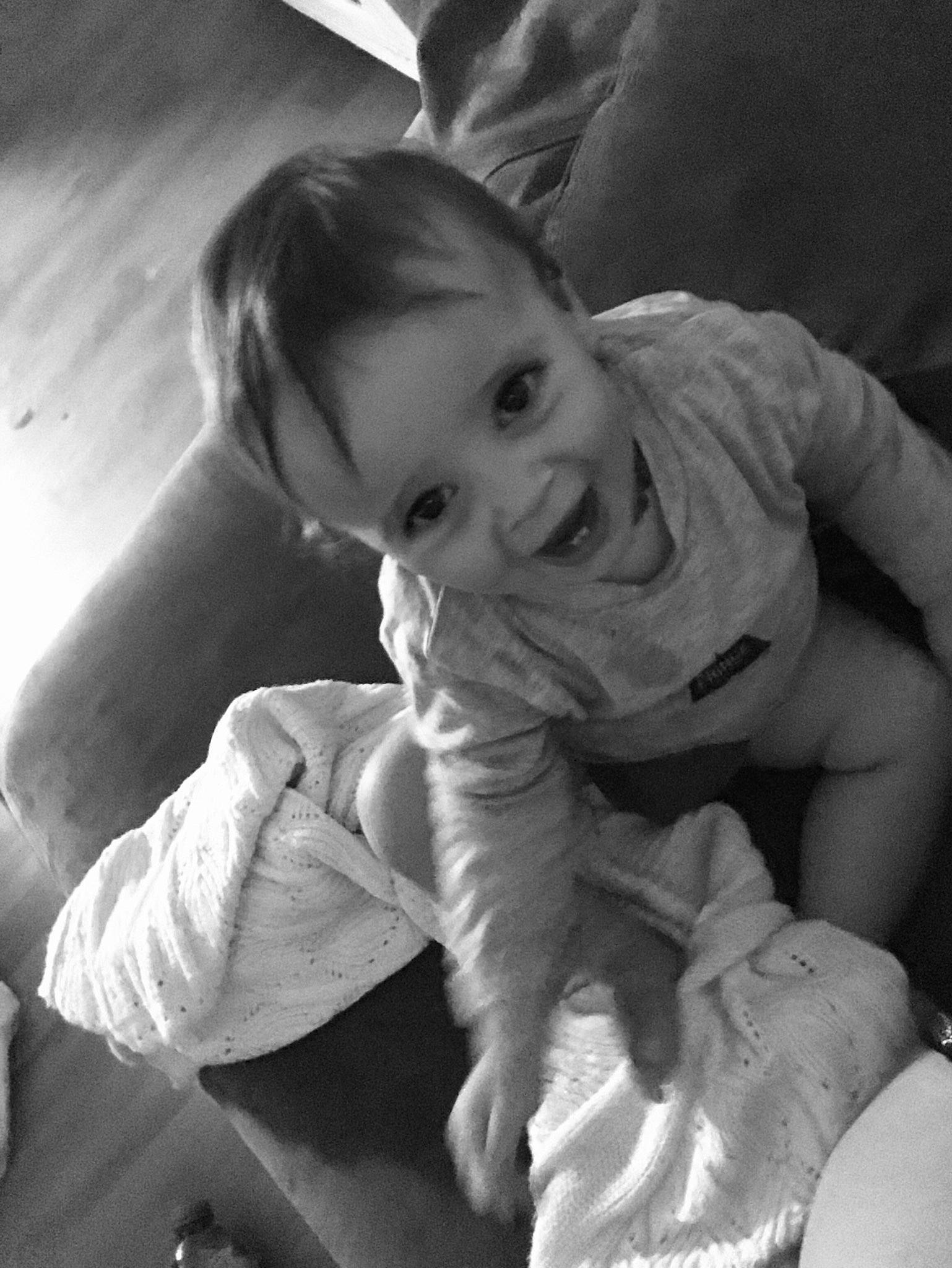 Rayan a rejoint le concours — aidez-le/la à gagner de superbes lots ! arm, baby, black_and_white, cheek, comfort, dress, eye, face, facial_expression, flash_photography, gesture, hand, happy, head, human, leg, mammal, person, smile, style