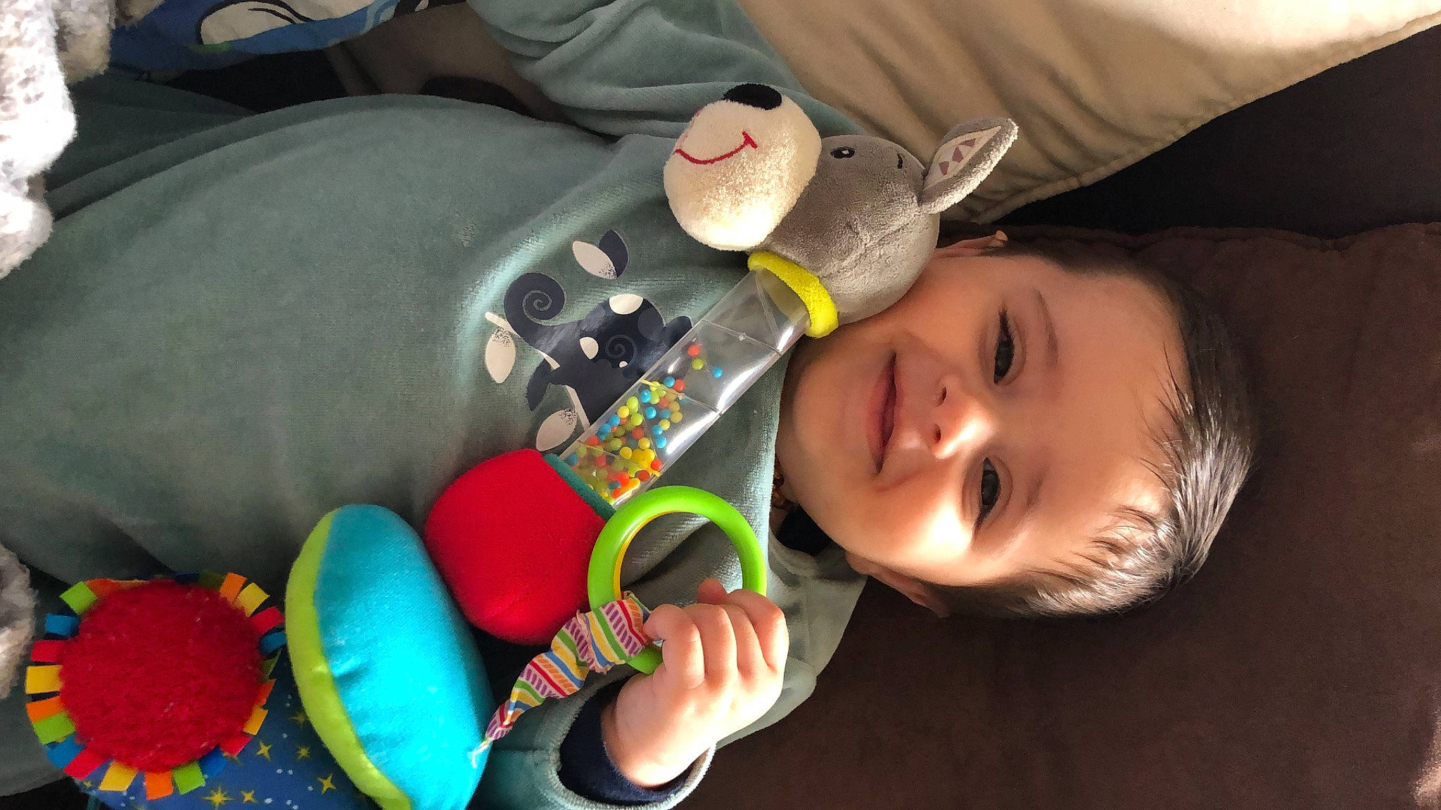 Marwan a rejoint le concours — aidez-le/la à gagner de superbes lots ! baby, baby_playing_with_toys, baby_products, cheek, child, finger, fun, happy, human_body, joy, lip, mouth, nail, nose, person, product, room, skin, smile, stuffed_toy