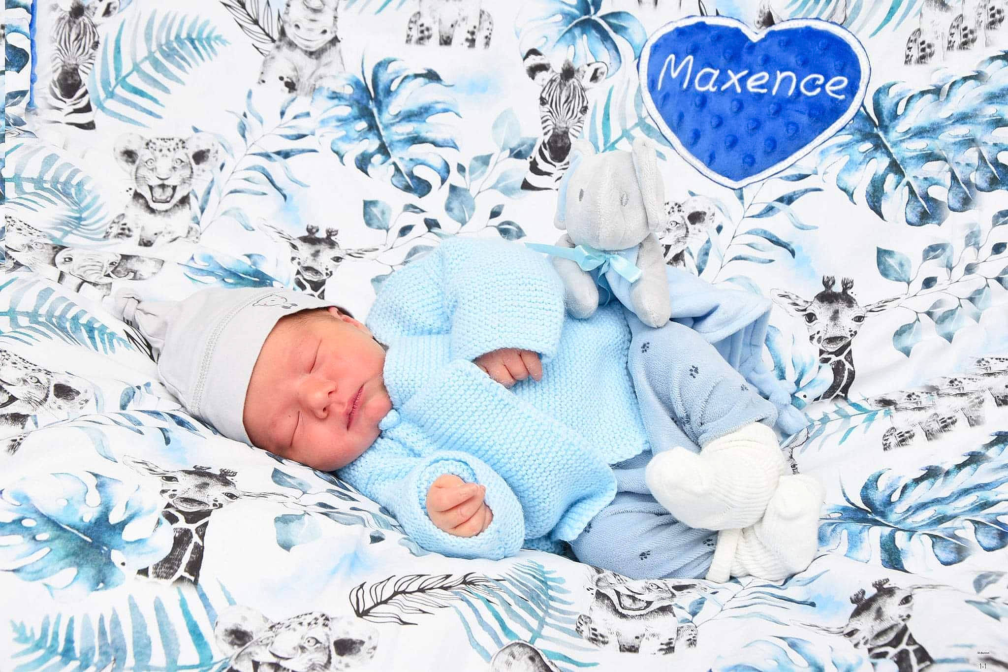 Maxence participe au concours pour gagner de l'argent avec cette photo : aqua, art, azure, baby, baby_products, baby_sleeping, baby_toddler_clothing, bedding, bedtime, child, comfort, electric_blue, font, hat, headwear, linens, pattern, person, room, sleeve