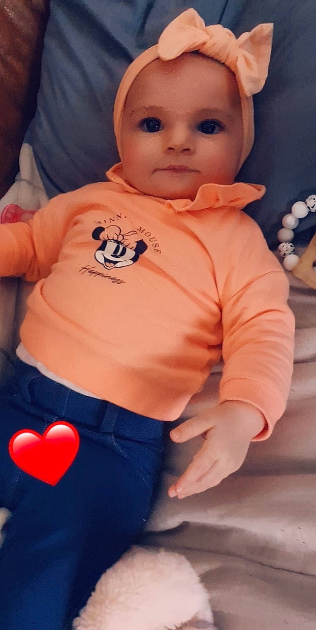 Cataleya a rejoint le concours — aidez-le/la à gagner de superbes lots ! baby, baby_toddler_clothing, cheek, chin, eye, face, facial_expression, head, human_body, lip, mouth, nose, orange, person, pink, skin, sleeve, stomach, textile, toddler