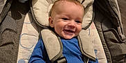 Luka participe au concours pour gagner de l'argent avec cette photo : baby, baby_seat, blue_sweater, child, childcare, clothing, comfort, cute, flooring, happy, head_support, indoor, infant, orange_pants, person, plush_toy, seat, smiling, straps, toy