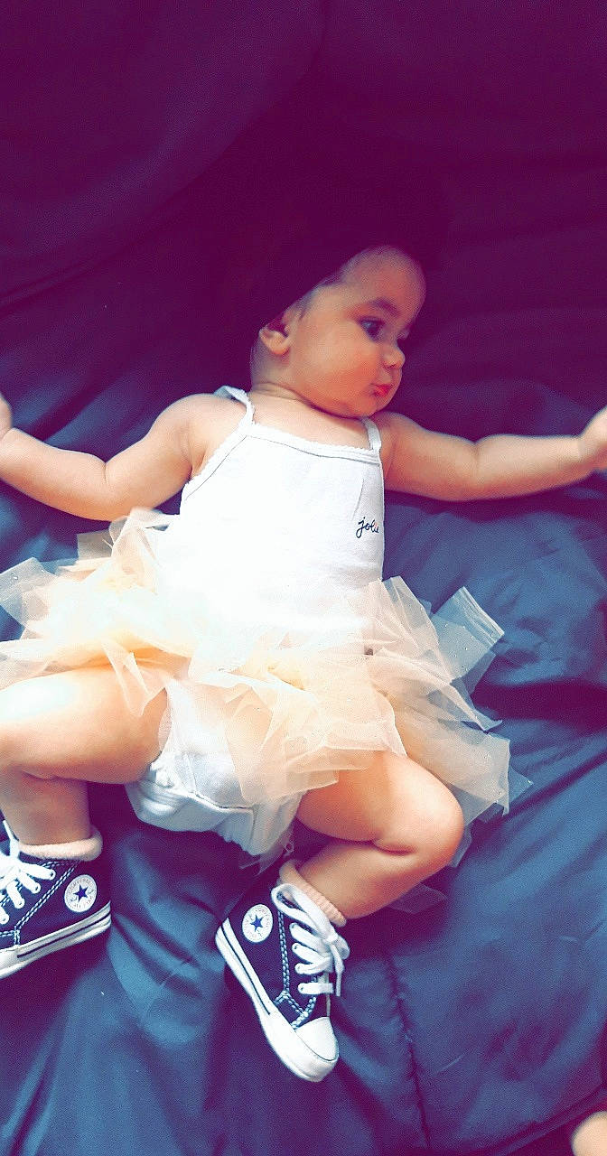 Loula a rejoint le concours — aidez-le/la à gagner de superbes lots ! baby, child, dance, dancer, fun, leg, performance, person, pink, shoe, smile, toddler