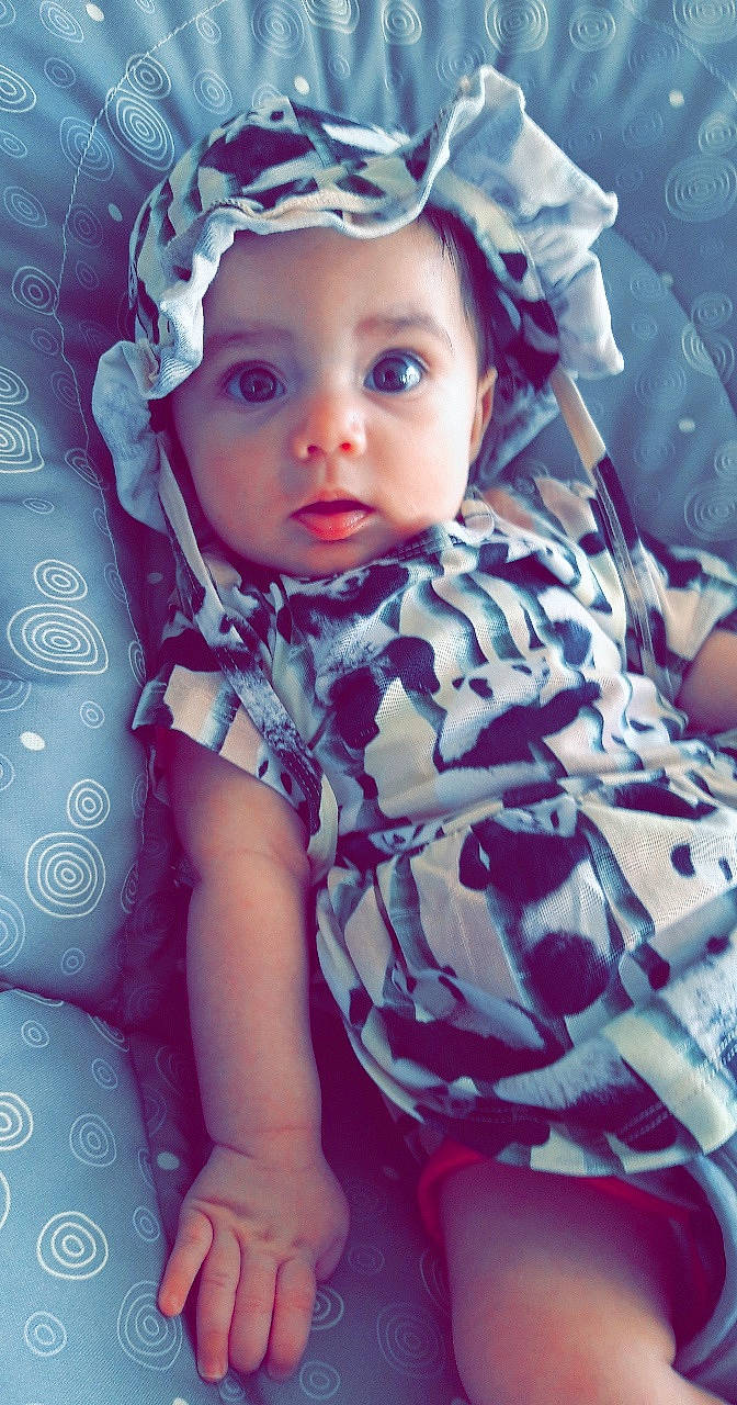 Loula a rejoint le concours — aidez-le/la à gagner de superbes lots ! baby, beauty, cheek, child, child_model, cool, eye, hair_accessory, headgear, headwear, nose, person, photography, pink, plant, play, skin, smile, surprise, toddler