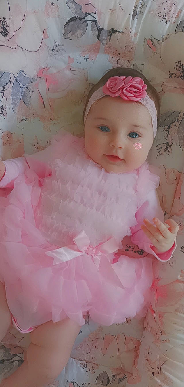 Maëlyne participe au concours pour gagner de l'argent avec cette photo : bridal_accessory, cheek, doll, dress, embellishment, event, eyelash, fashion_accessory, fur, hair_accessory, headgear, headpiece, lip, magenta, peach, petal, pink, toy, white, wig