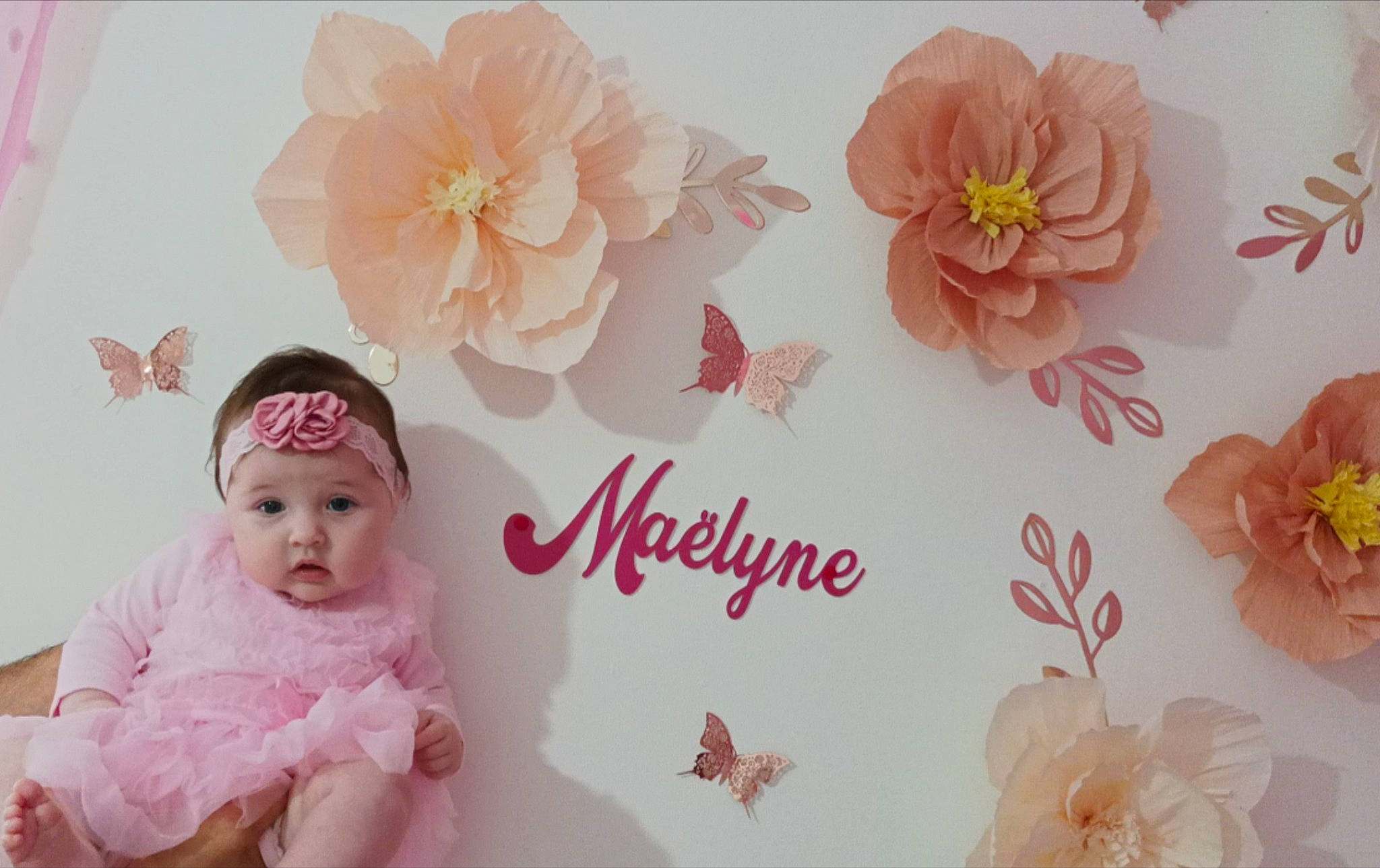 Maëlyne participe au concours pour gagner de l'argent avec cette photo : art, baby, baby_toddler_clothing, blossom, cut_flowers, fashion_accessory, floral_design, flower, font, greeting_card, happy, headwear, pattern, peach, person, petal, pink, product, sweetness, textile