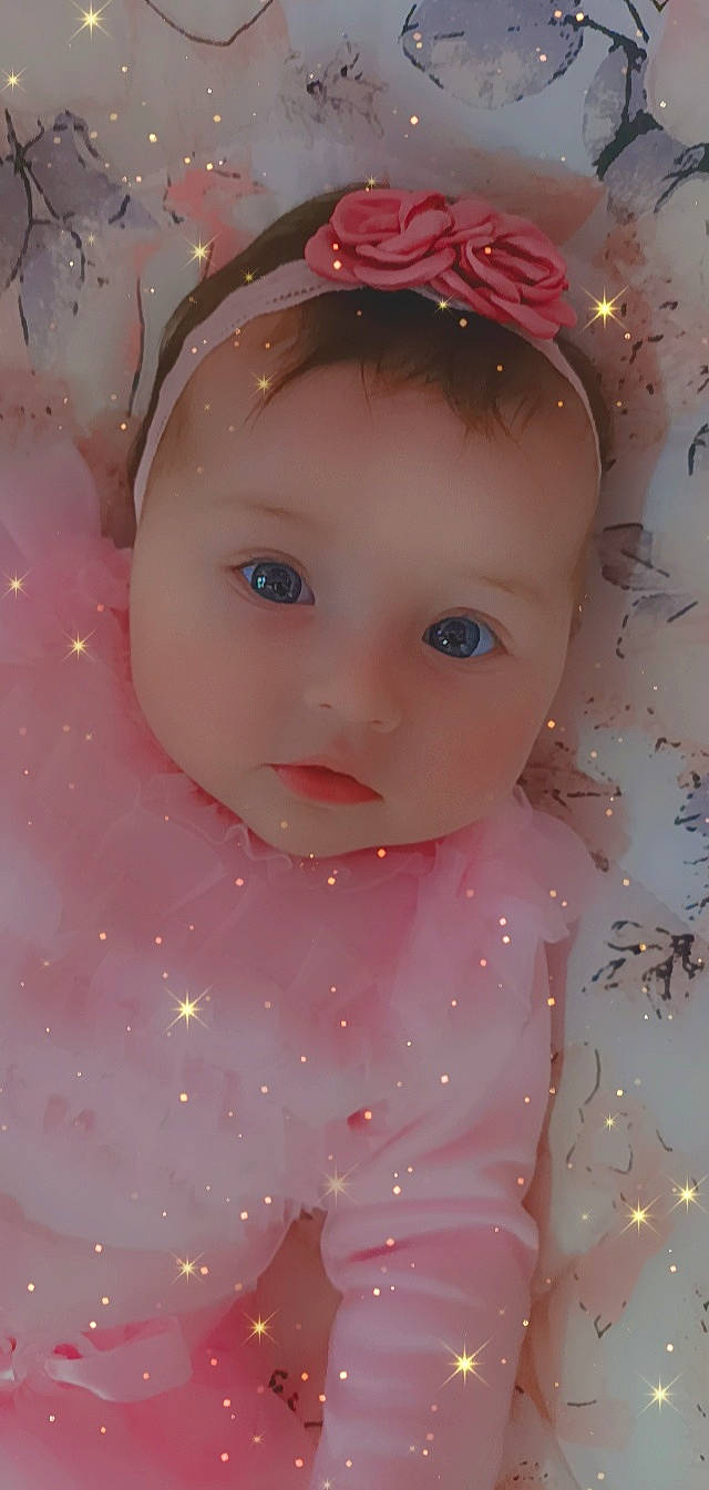 Maëlyne participe au concours pour gagner de l'argent avec cette photo : baby, baby_toddler_clothing, cheek, child, chin, embellishment, eyebrow, eyelash, face, happy, headgear, iris, light, lip, pattern, person, pink, skin, sleeve, textile